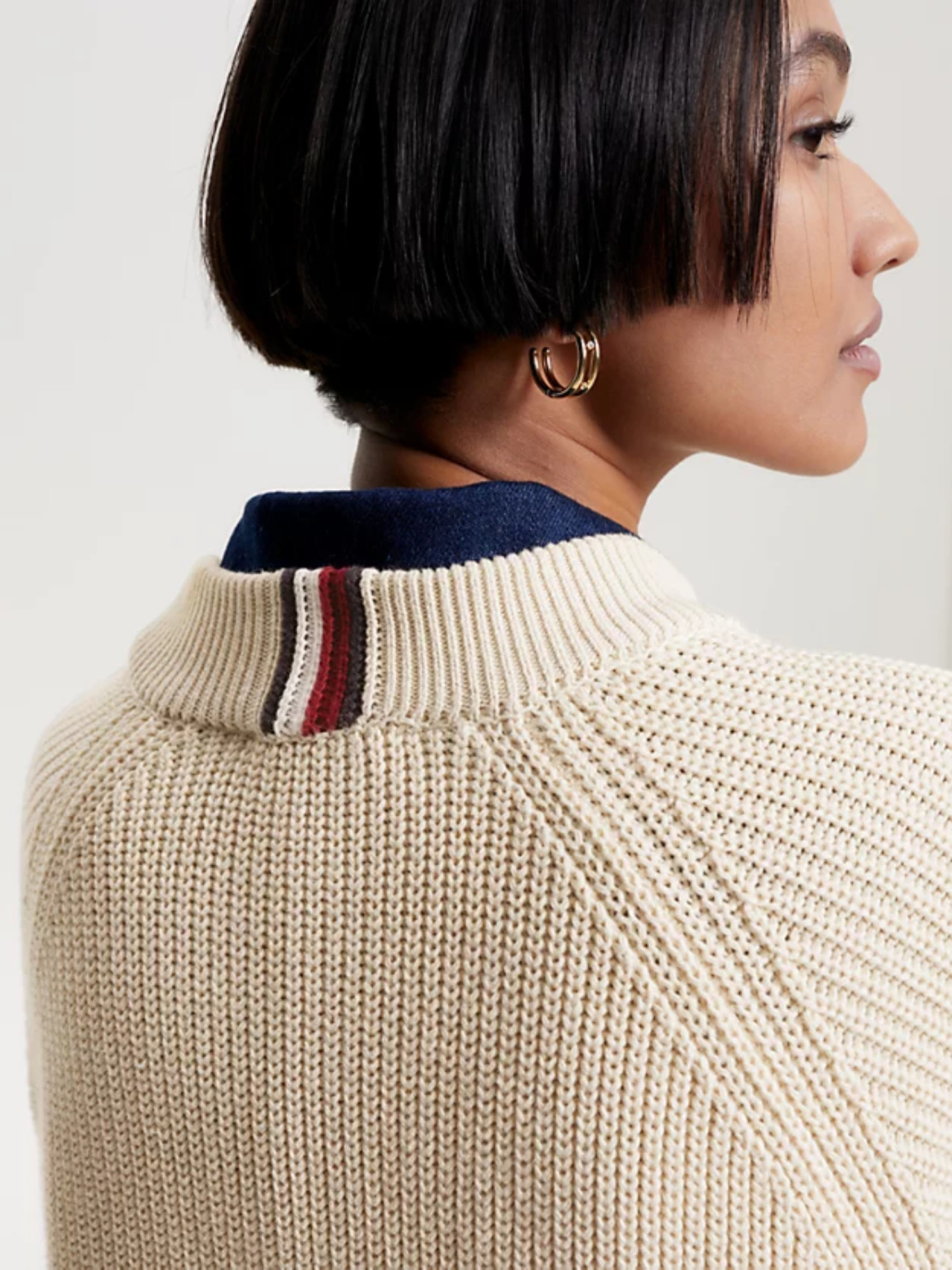 detail Tommy Hilfiger dámské béžové pletené šaty