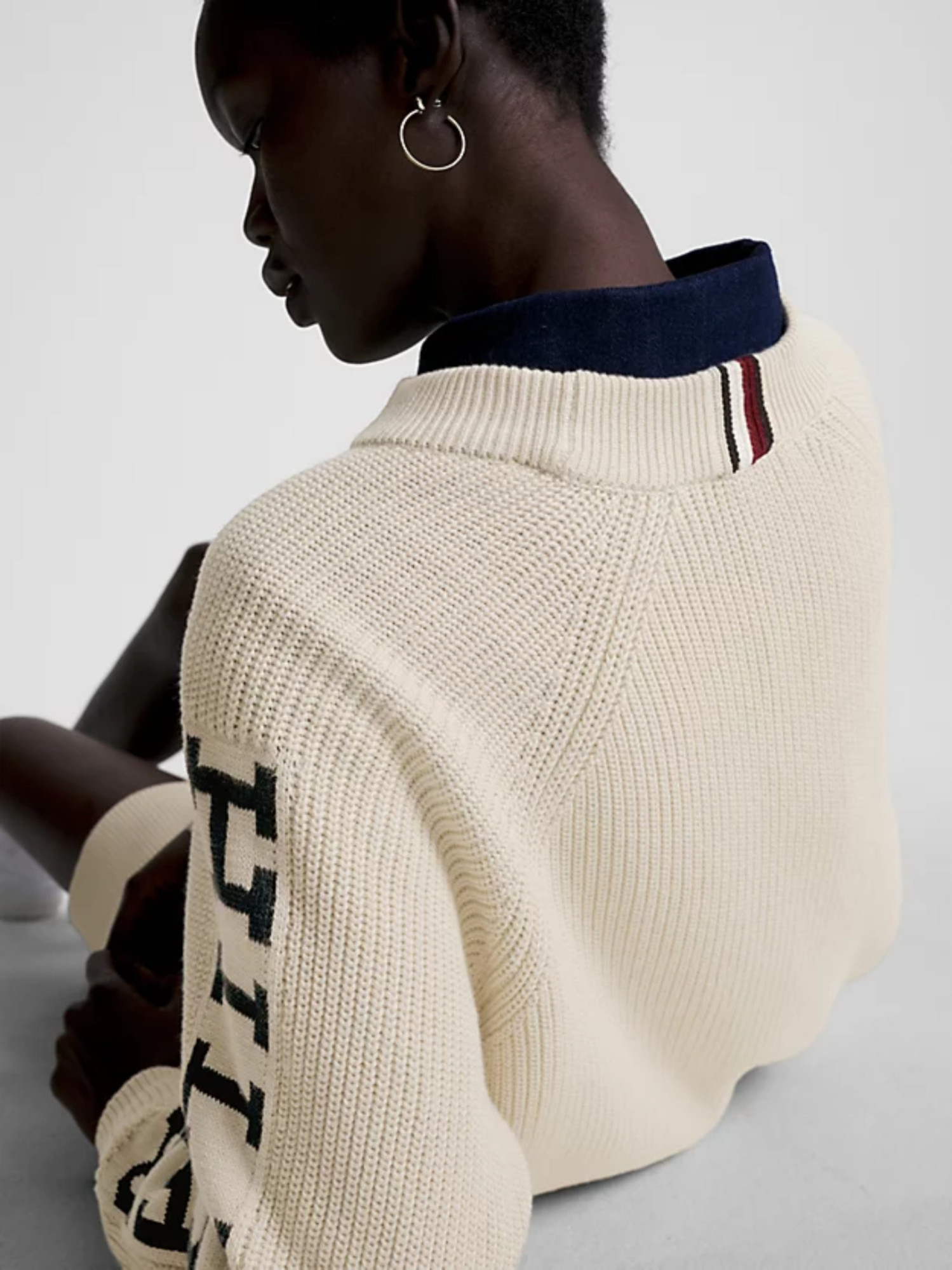 detail Tommy Hilfiger dámské béžové pletené šaty