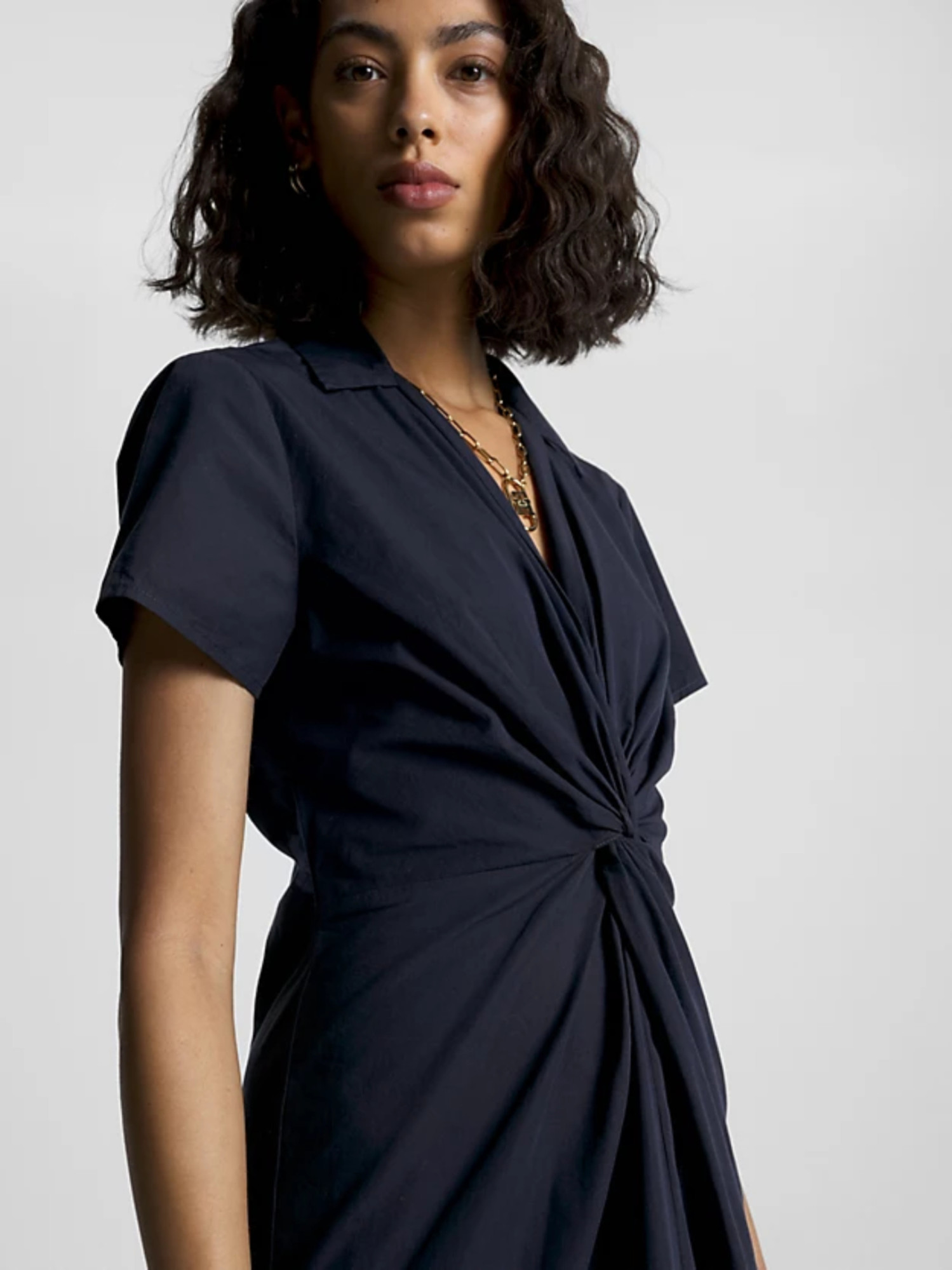 detail Tommy Hilfiger dámske tmavo modré šaty