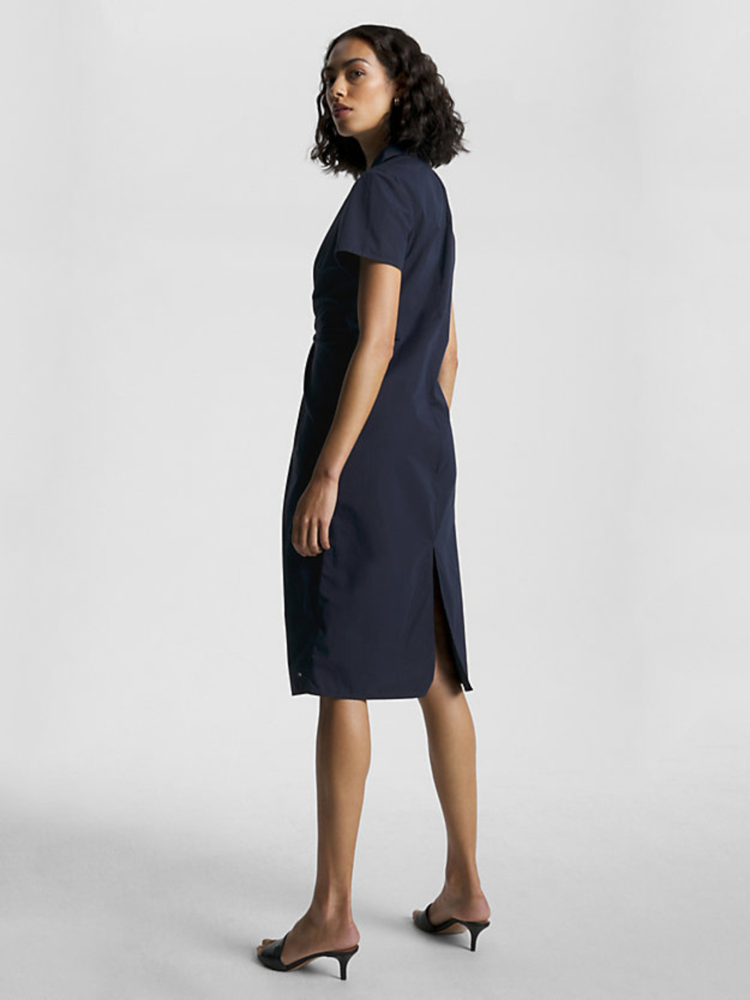 detail Tommy Hilfiger dámske tmavo modré šaty