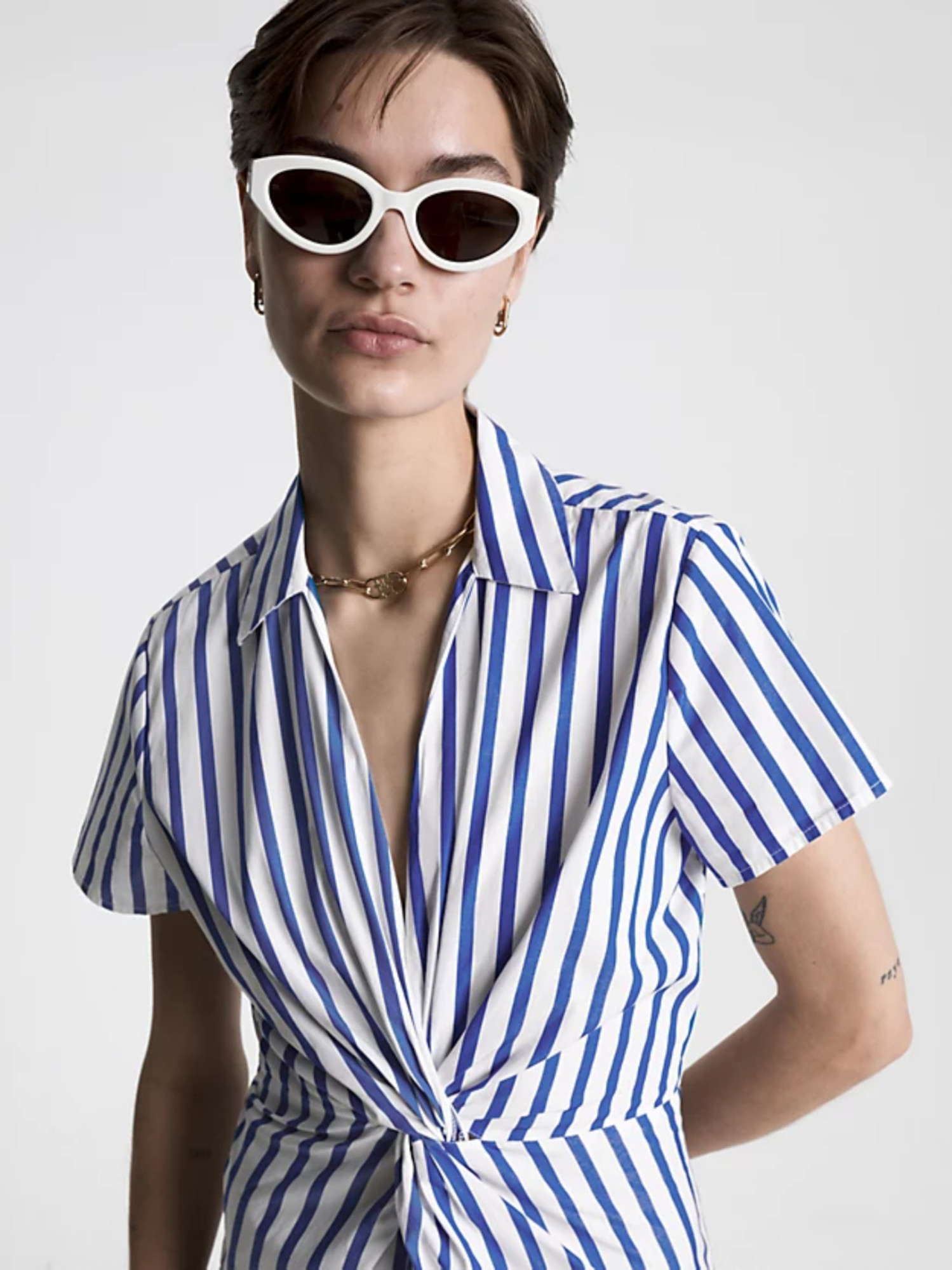 detail Tommy Hilfiger dámske pruhované šaty
