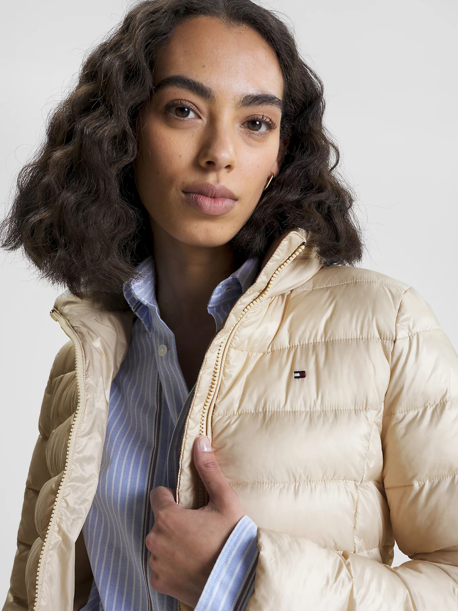 detail Tommy Hilfiger dámska béžová prešívaná bunda