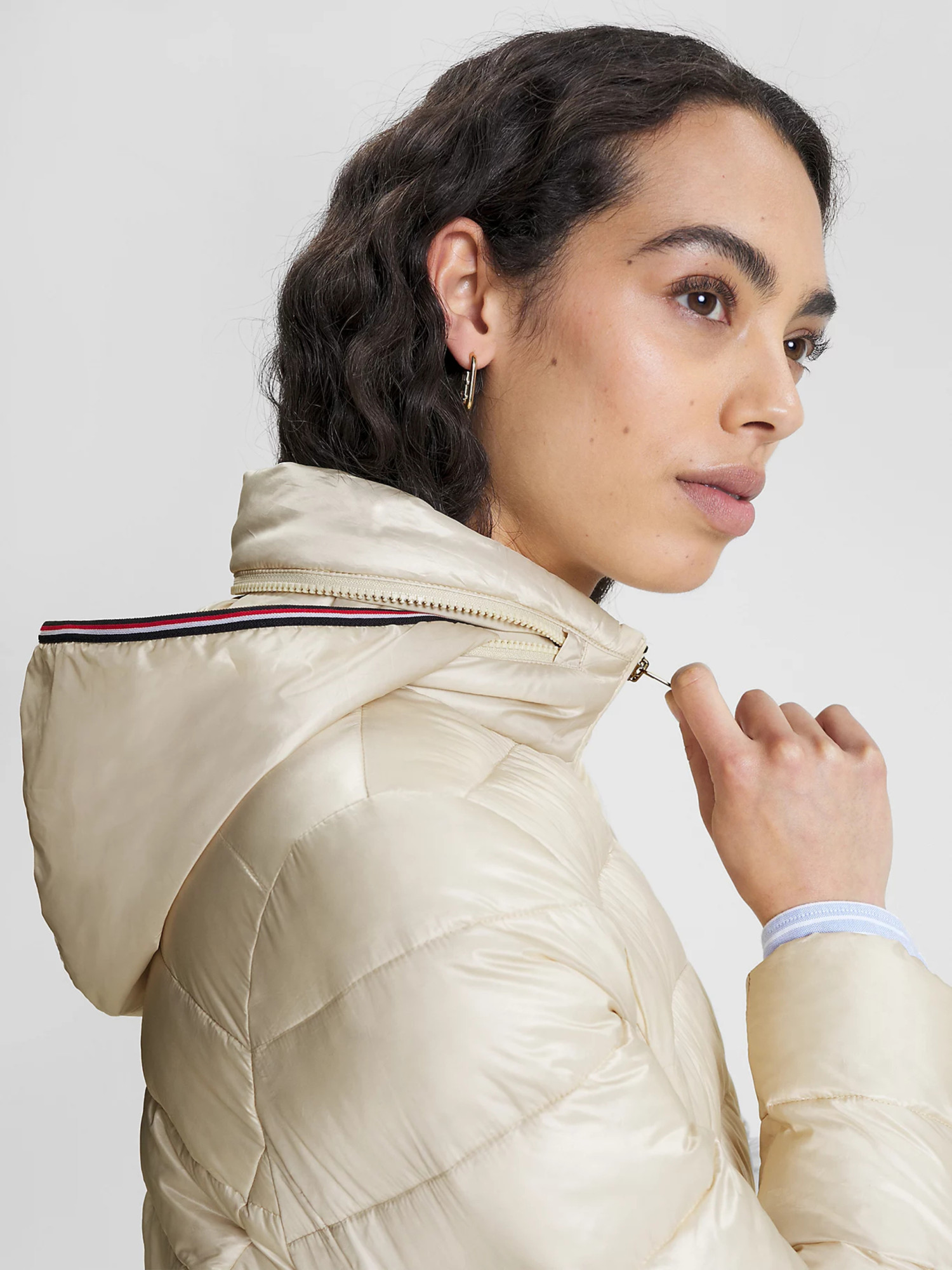 detail Tommy Hilfiger dámska béžová prešívaná bunda