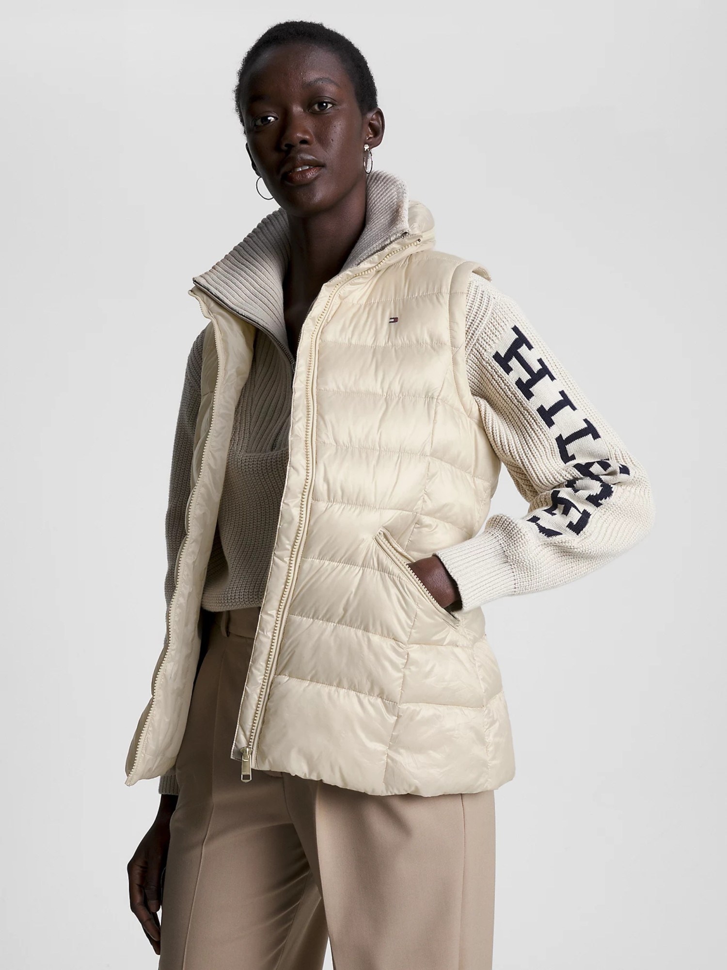 detail Tommy Hilfiger dámska béžová prešívaná vesta