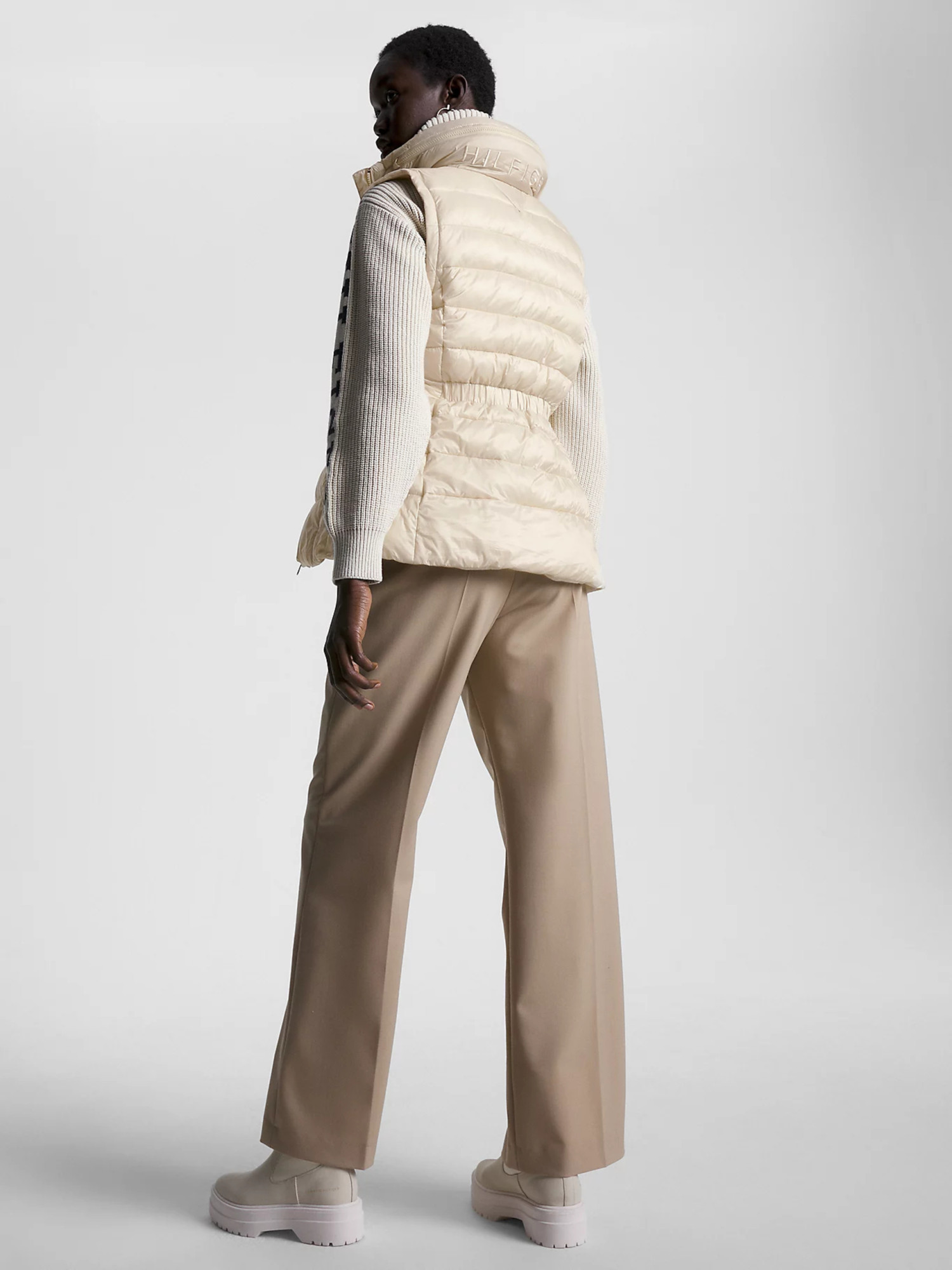 detail Tommy Hilfiger dámska béžová prešívaná vesta
