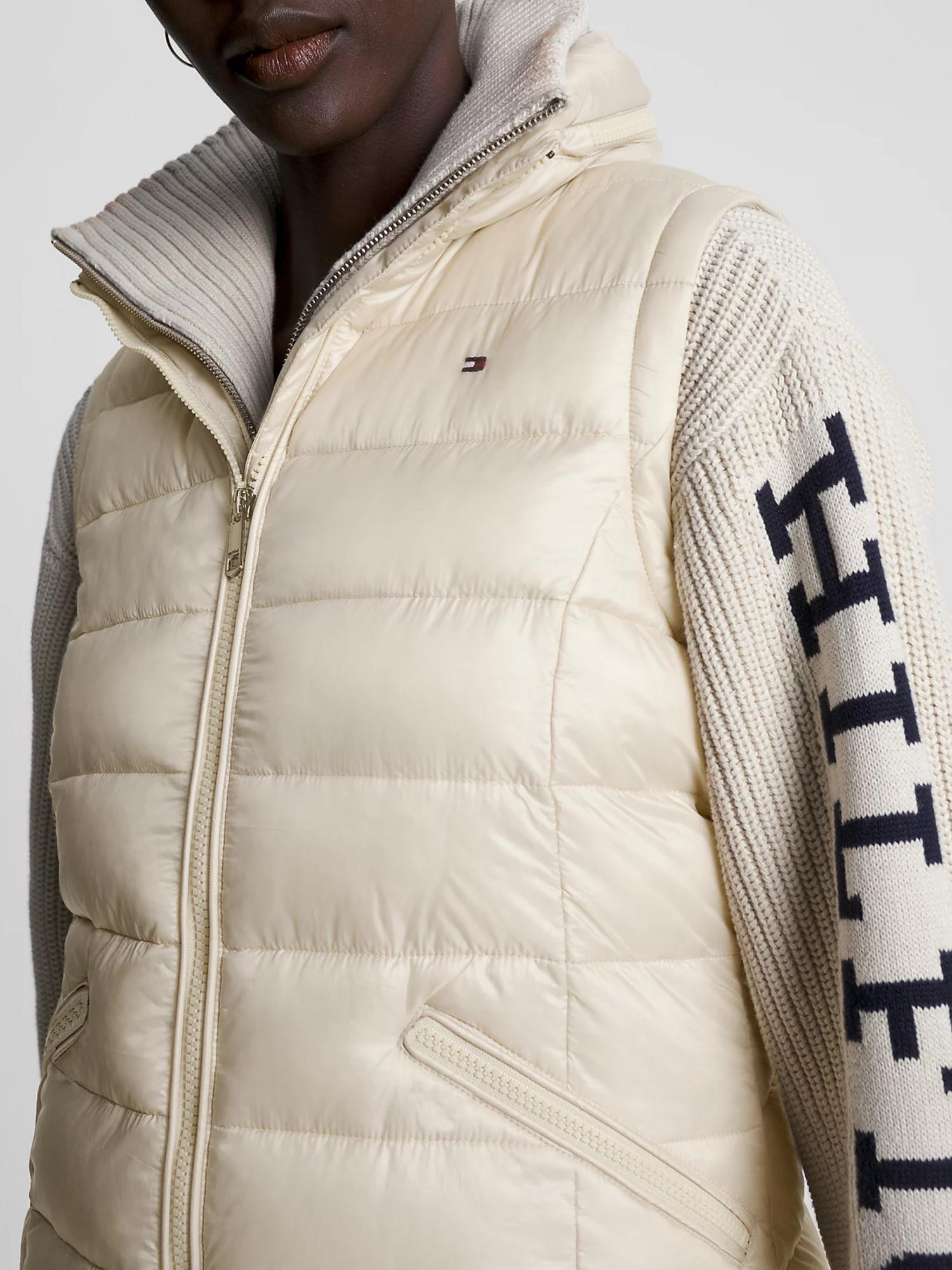 detail Tommy Hilfiger dámska béžová prešívaná vesta