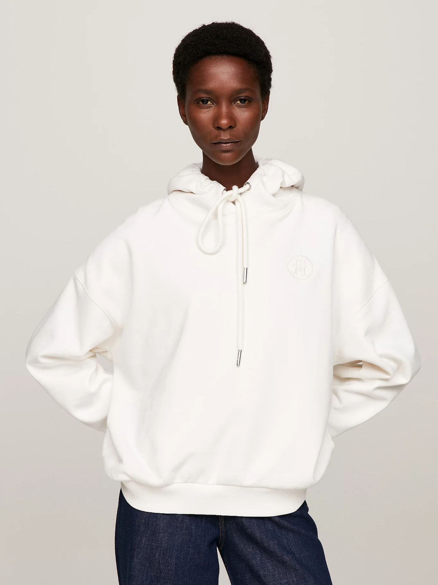 detail Tommy Hilfiger dámska krémová mikina s kapucňou