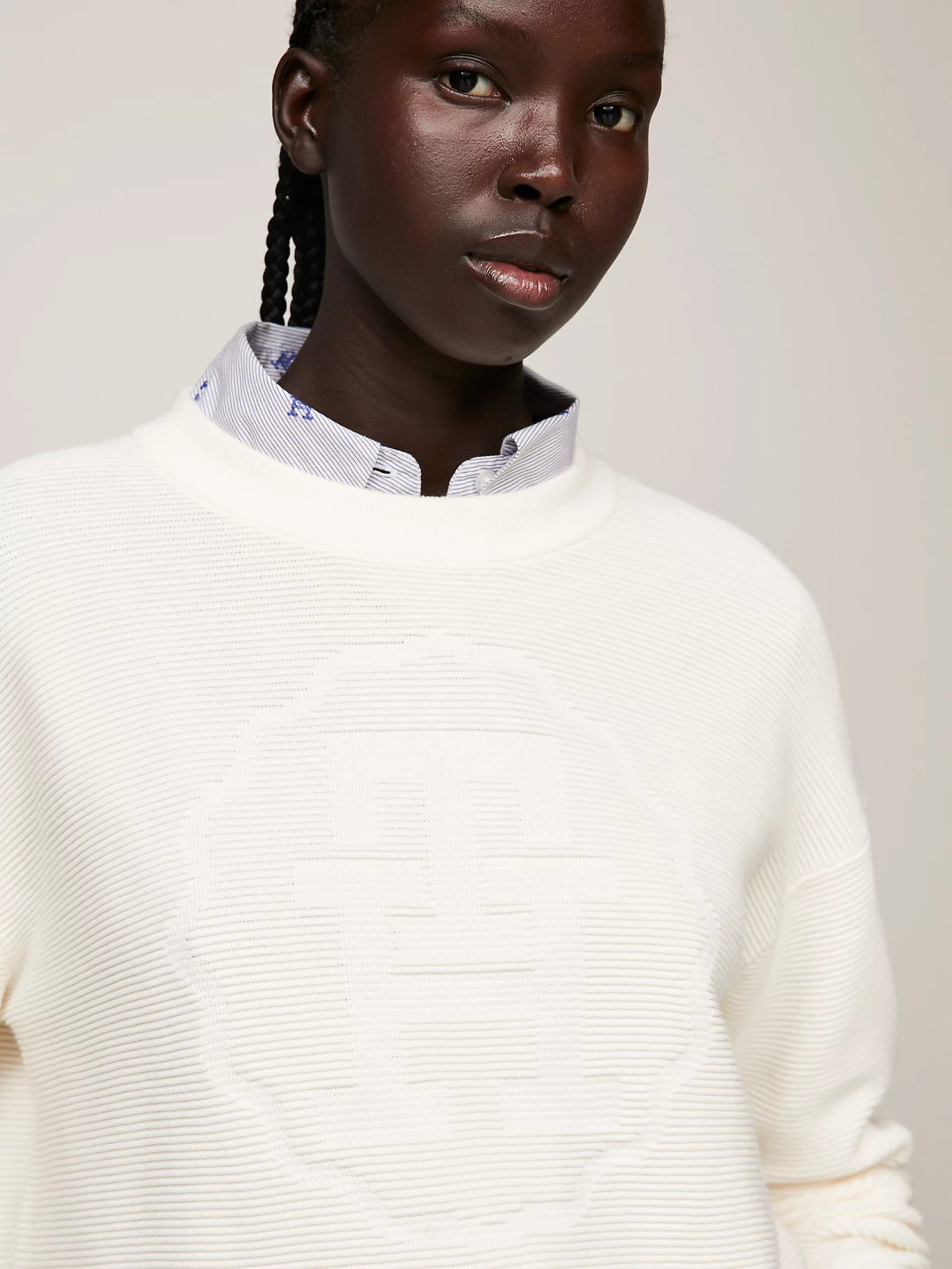 detail Tommy Hilfiger dámsky biely sveter