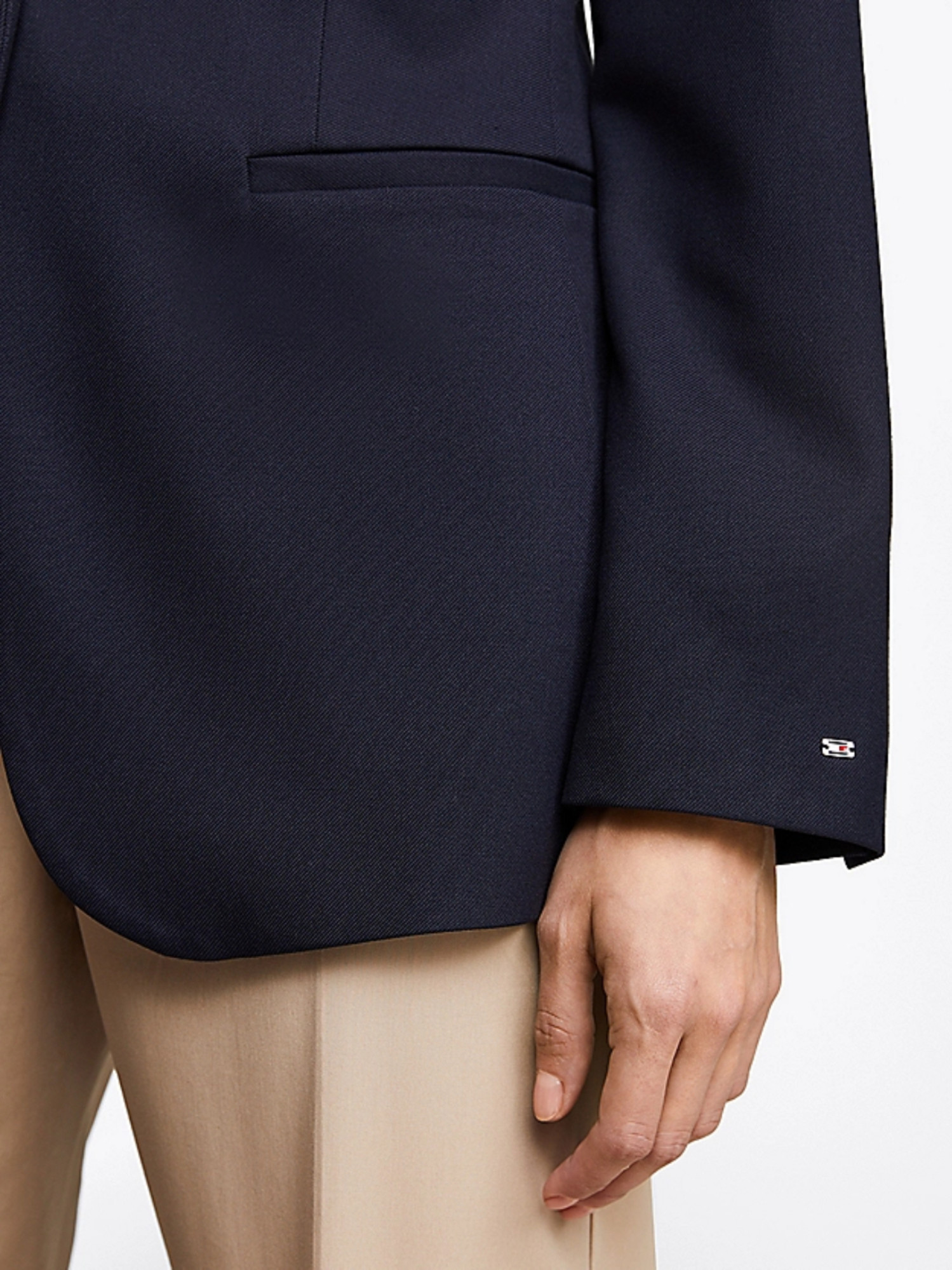 detail Tommy Hilfiger dámske tmavo modré sako