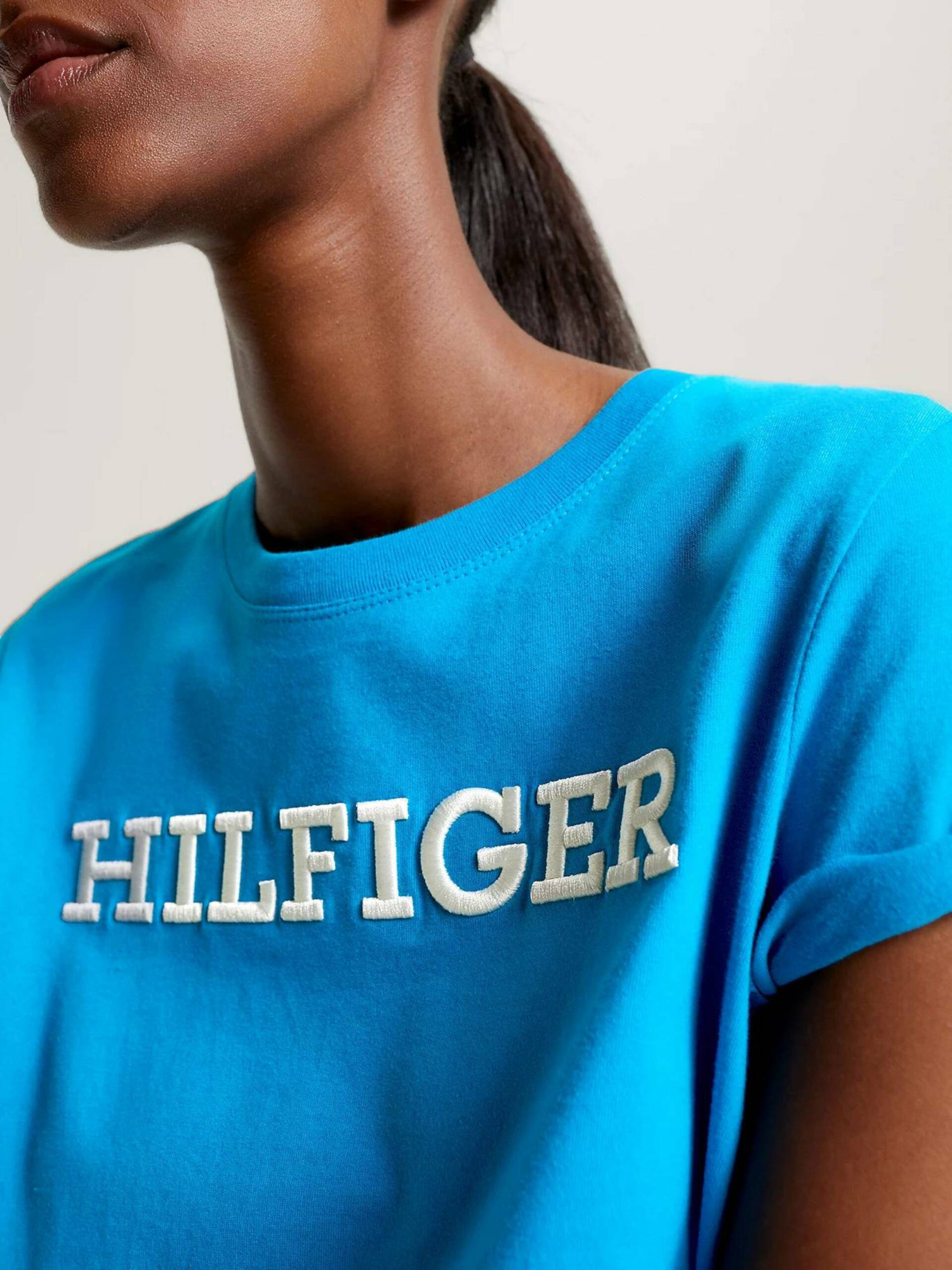 detail Tommy Hilfiger dámske modré tričko