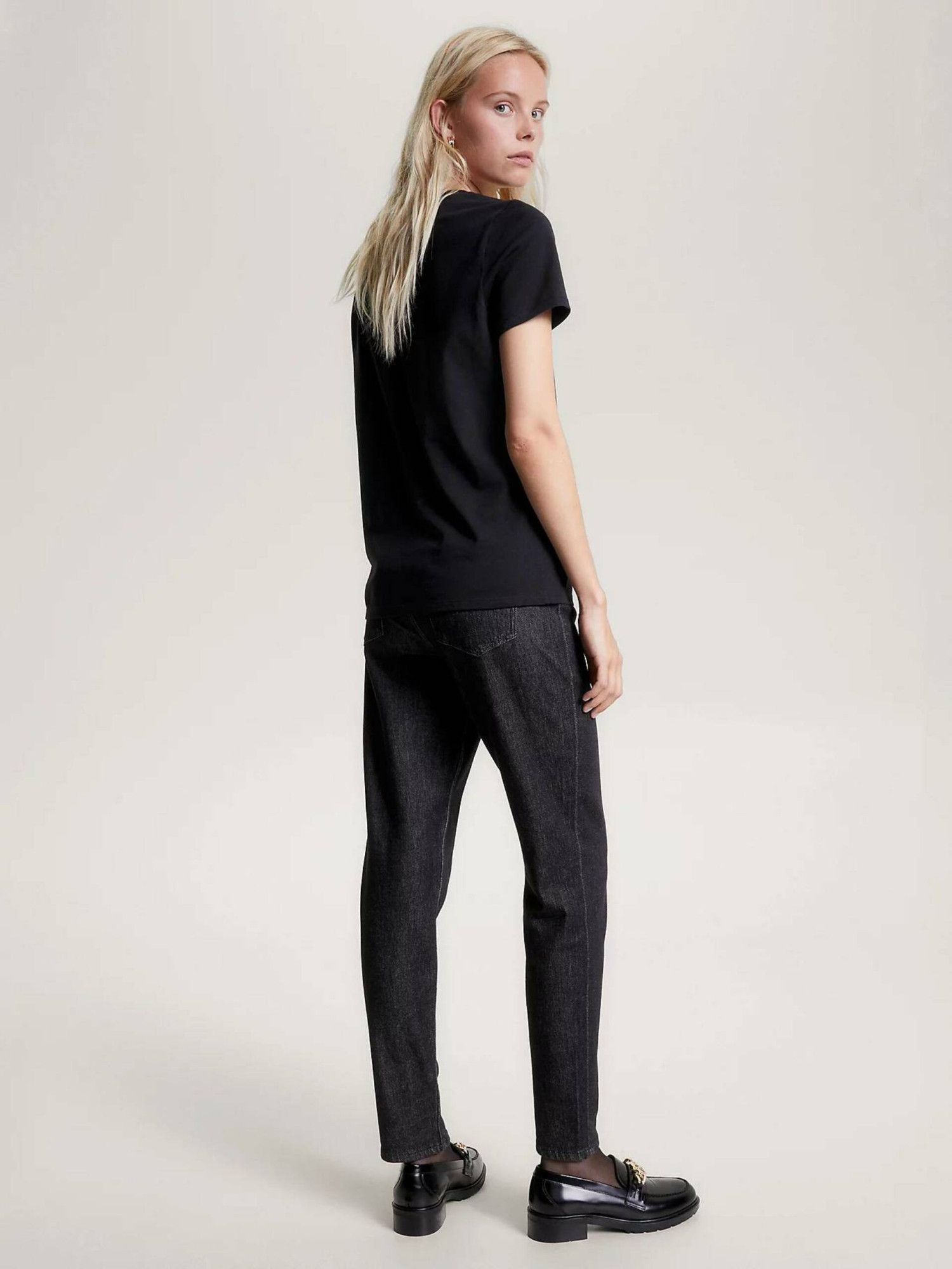 detail Tommy Hilfiger dámske tmavo modré tričko