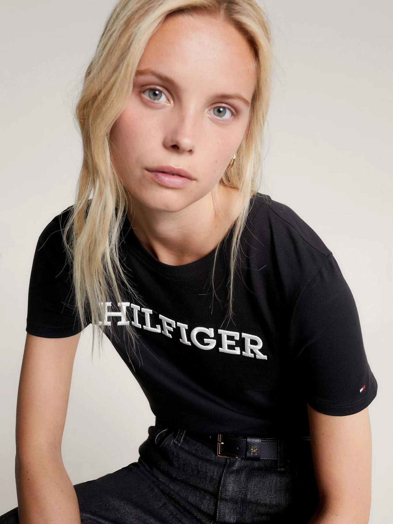 detail Tommy Hilfiger dámske tmavo modré tričko