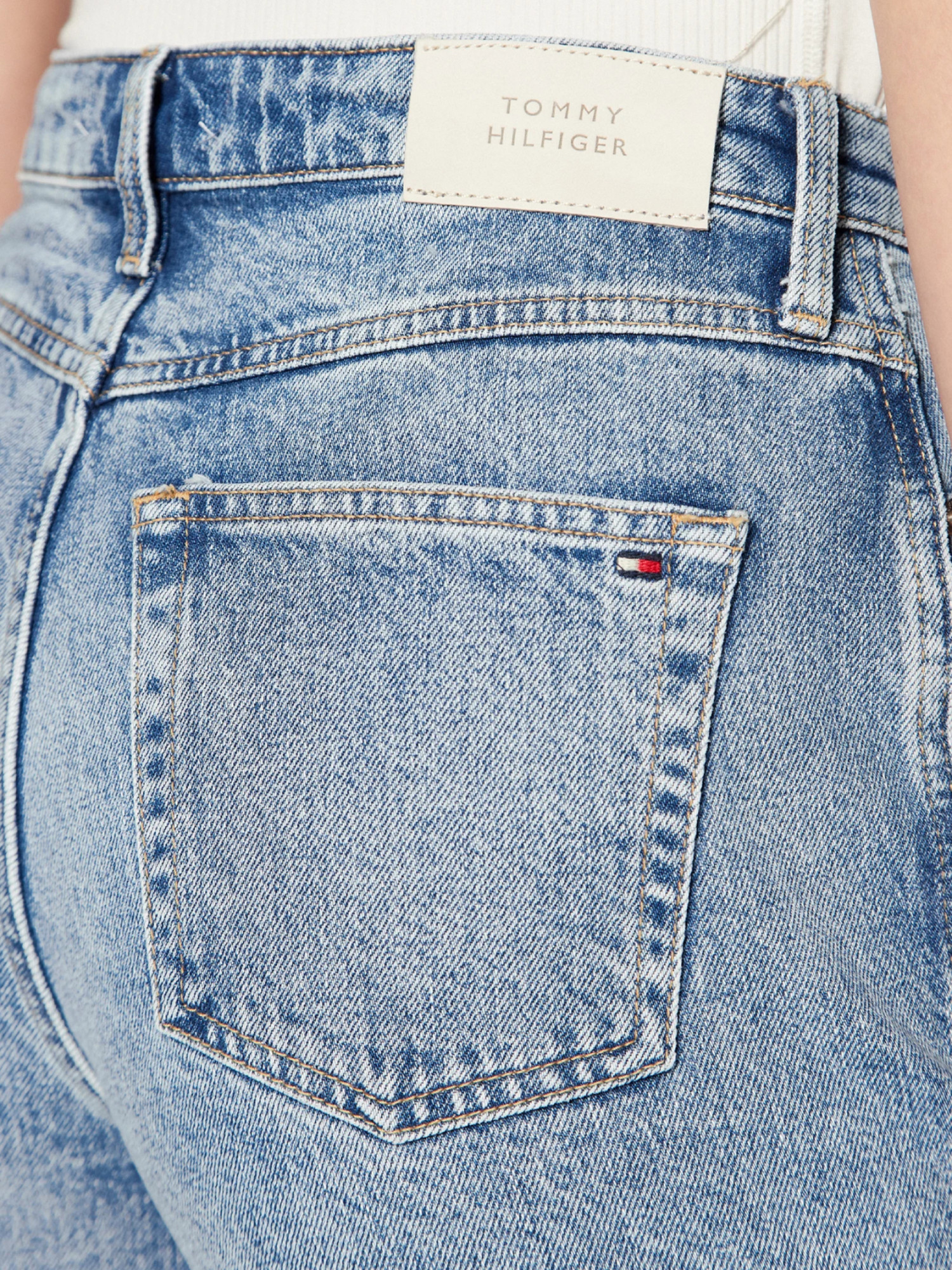 detail Tommy Hilfiger dámske modré džínsové šortky