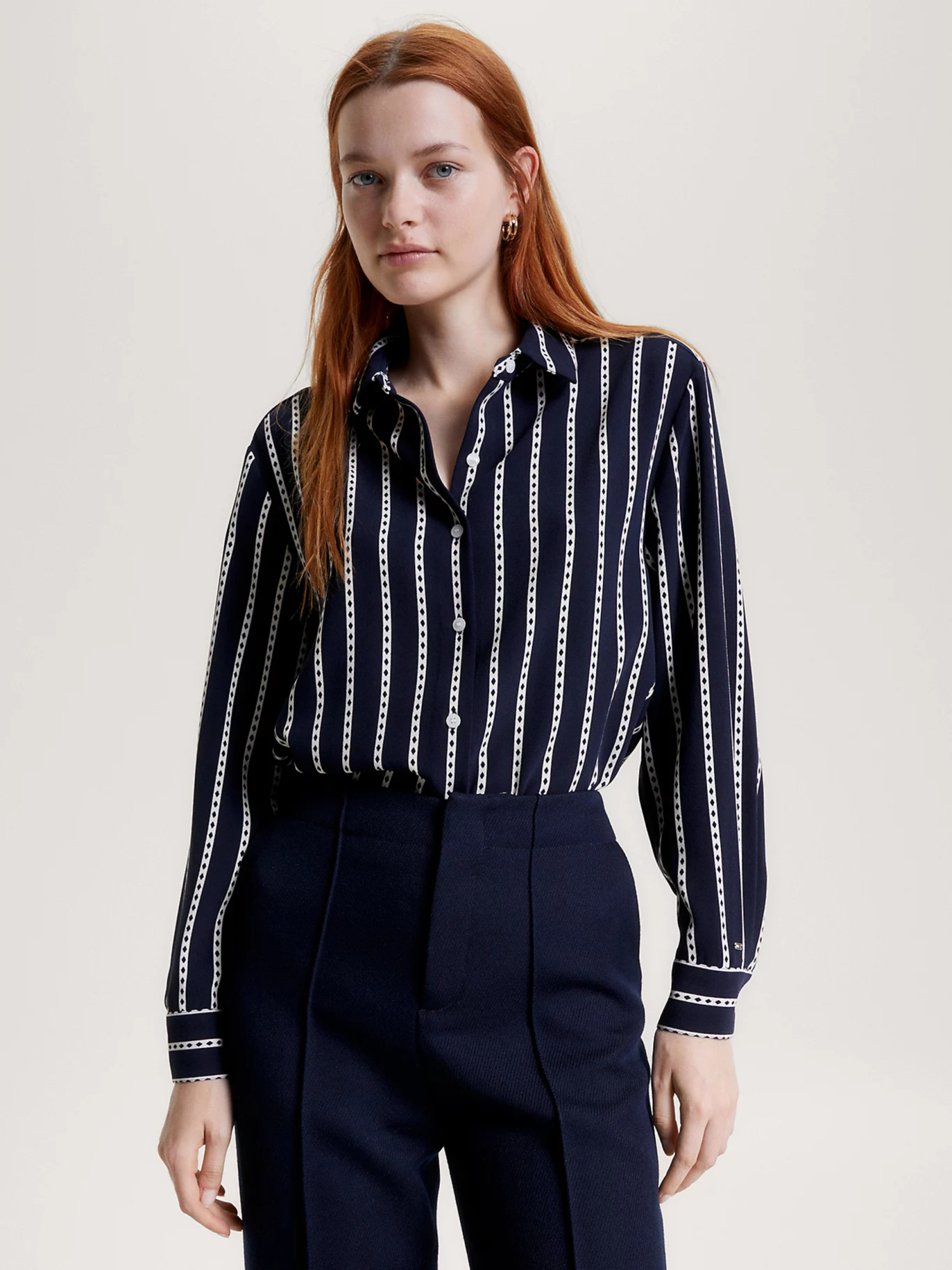 detail Tommy Hilfiger dámska tmavo modrá košeľa so vzorom