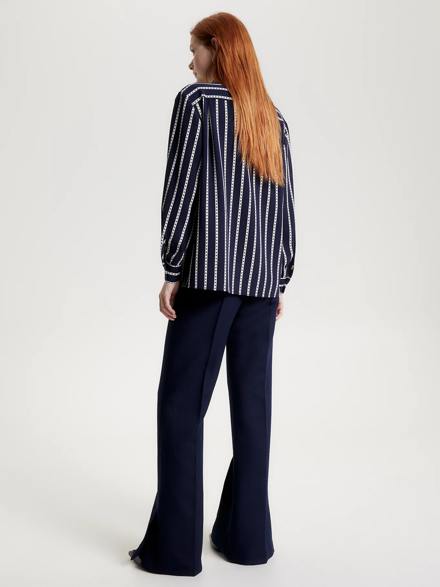 detail Tommy Hilfiger dámska tmavo modrá košeľa so vzorom