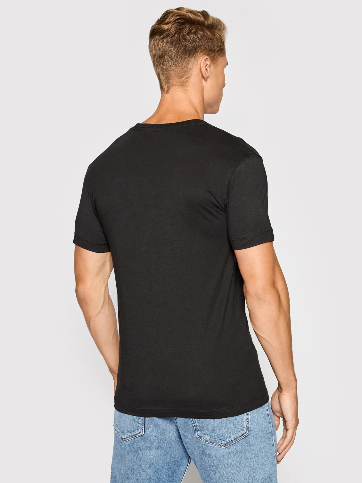 detail Calvin Klein pánske čierne tričko