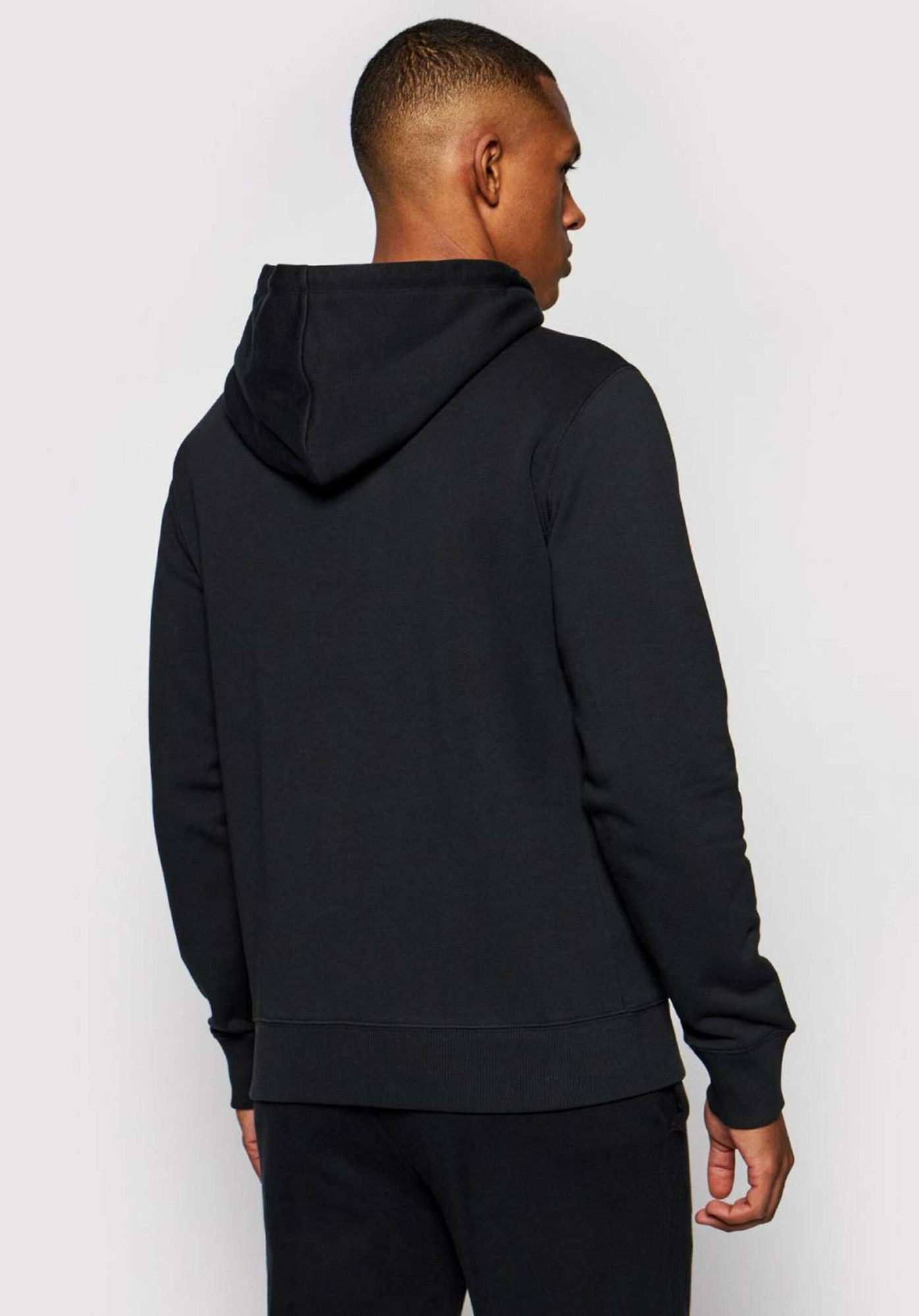 detail Calvin Klein pánska čierna mikina
