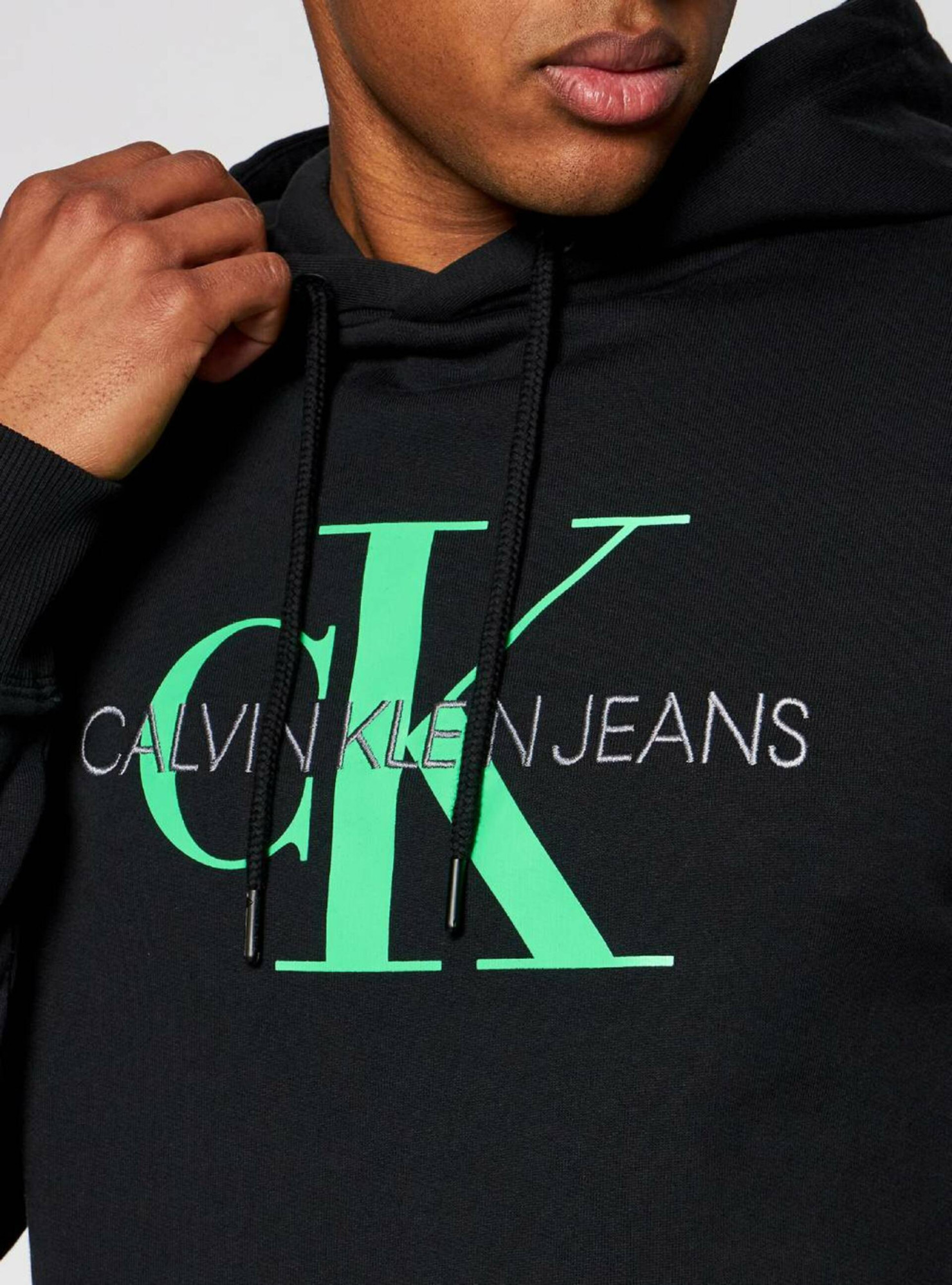 detail Calvin Klein pánska čierna mikina