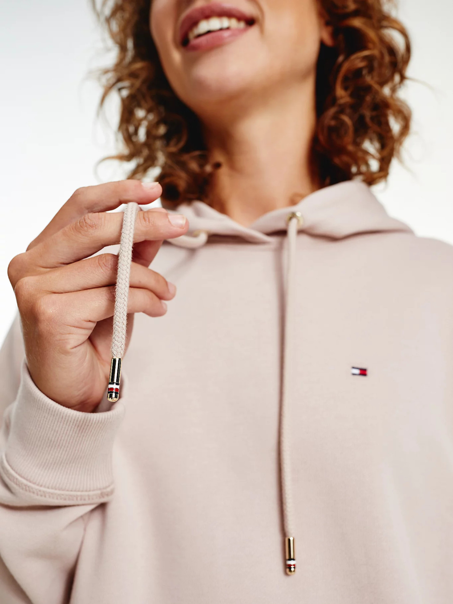 detail Tommy Hilfiger dámske svetlo staroružové mikinové šaty