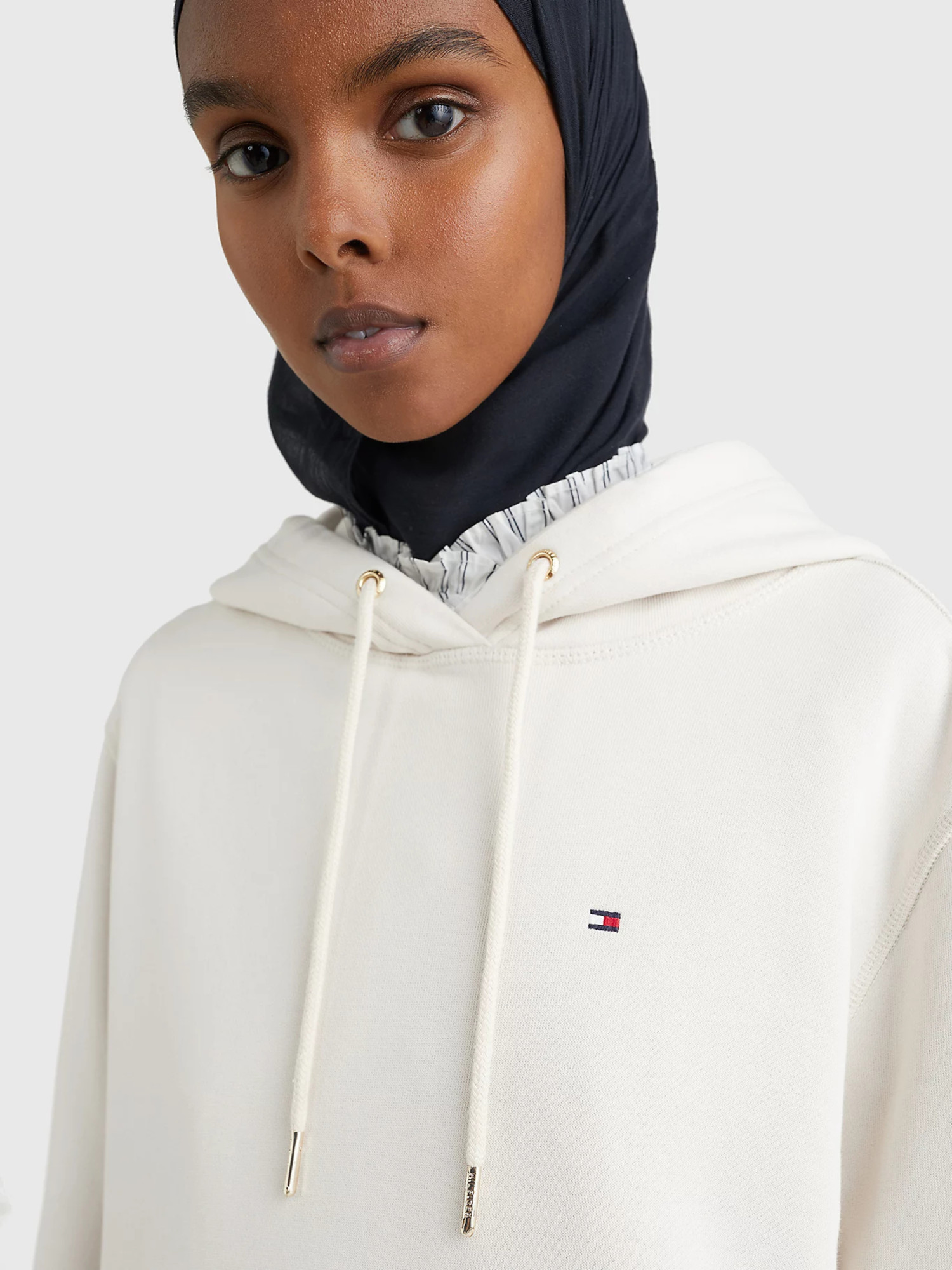 detail Tommy Hilfiger dámska béžová mikina