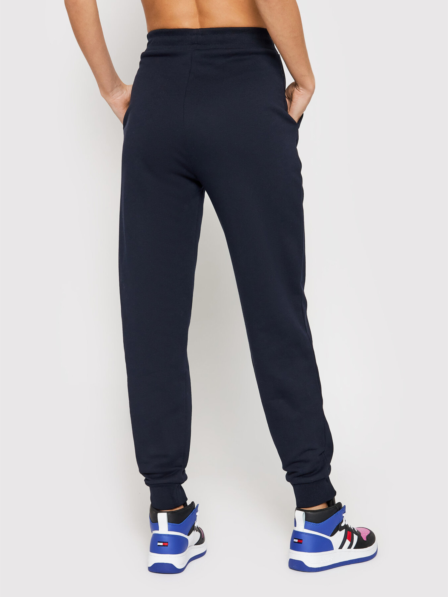 detail Tommy Hilfiger dámske tmavo modré tepláky