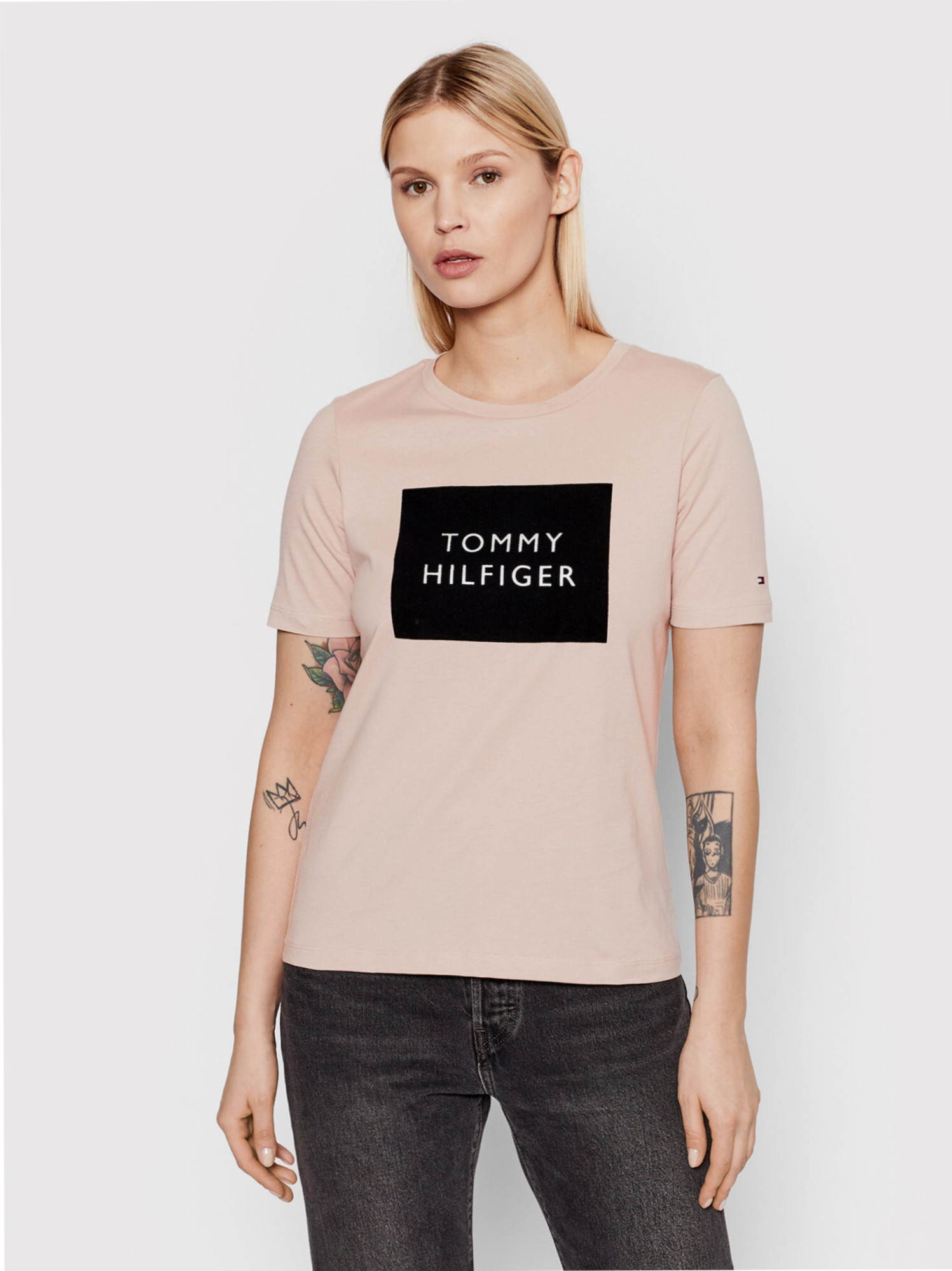 detail Tommy Hilfiger dámske staroružové tričko
