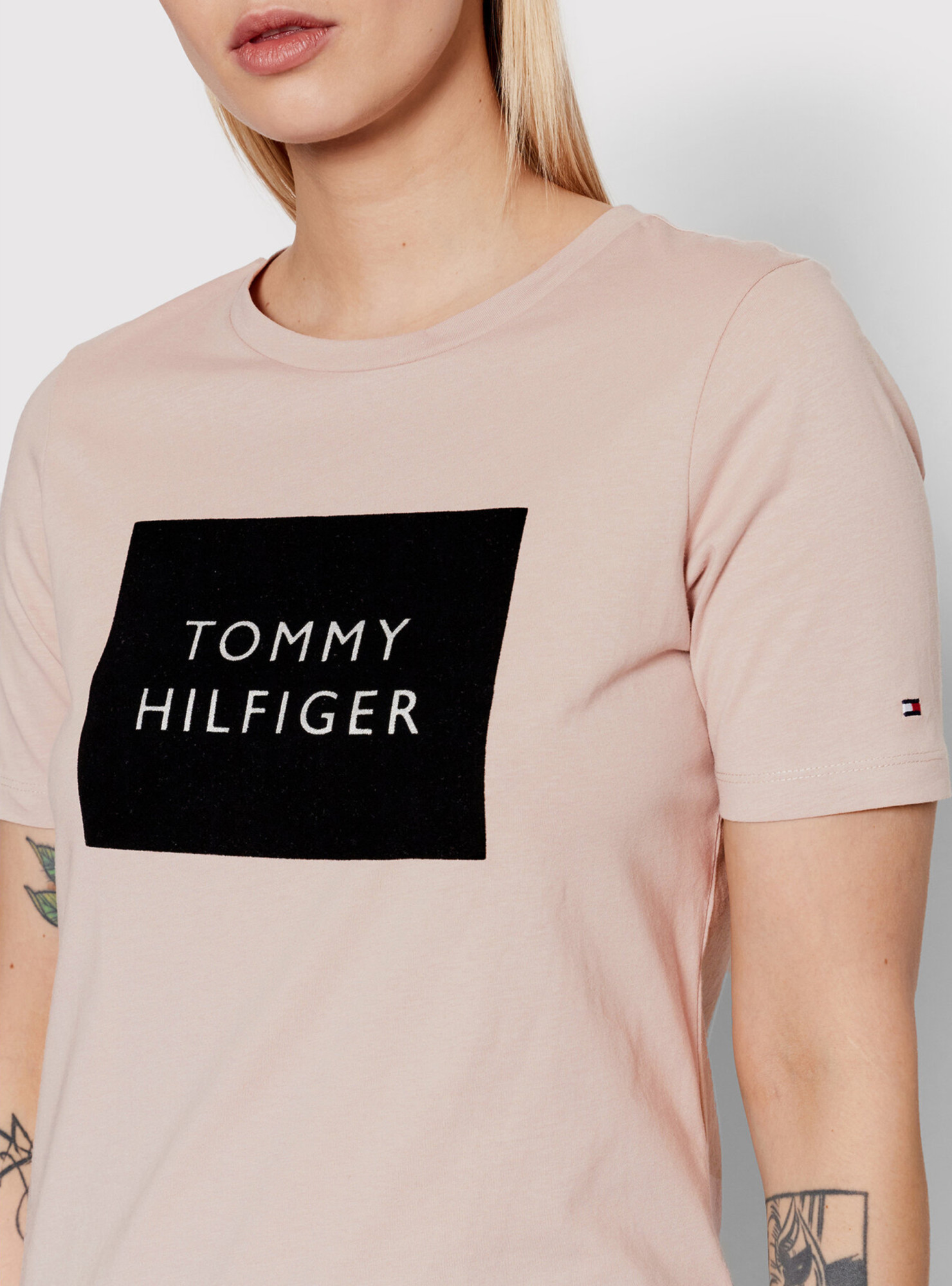 detail Tommy Hilfiger dámske staroružové tričko