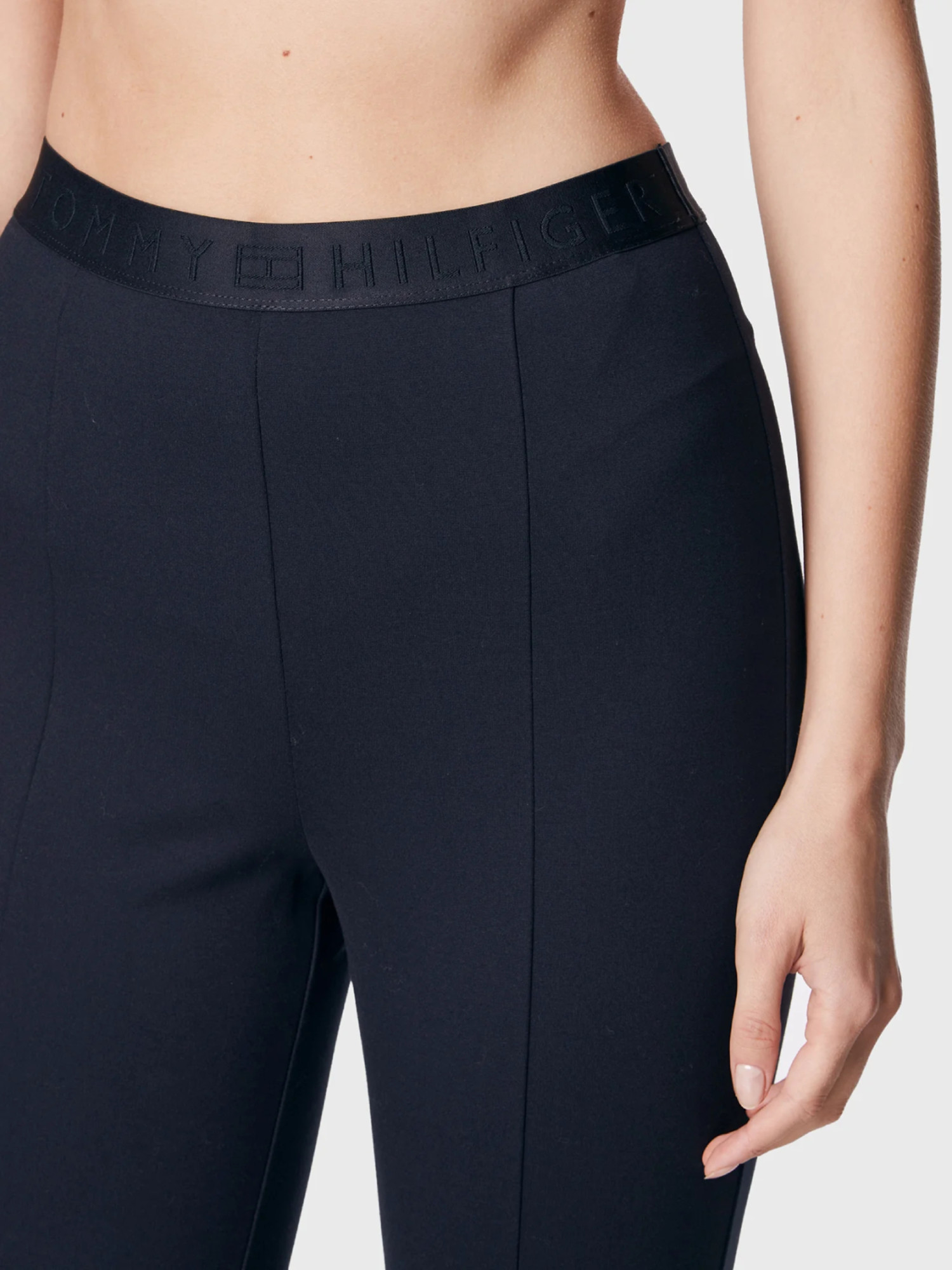 detail Tommy Hilfiger dámske tmavo modré legíny