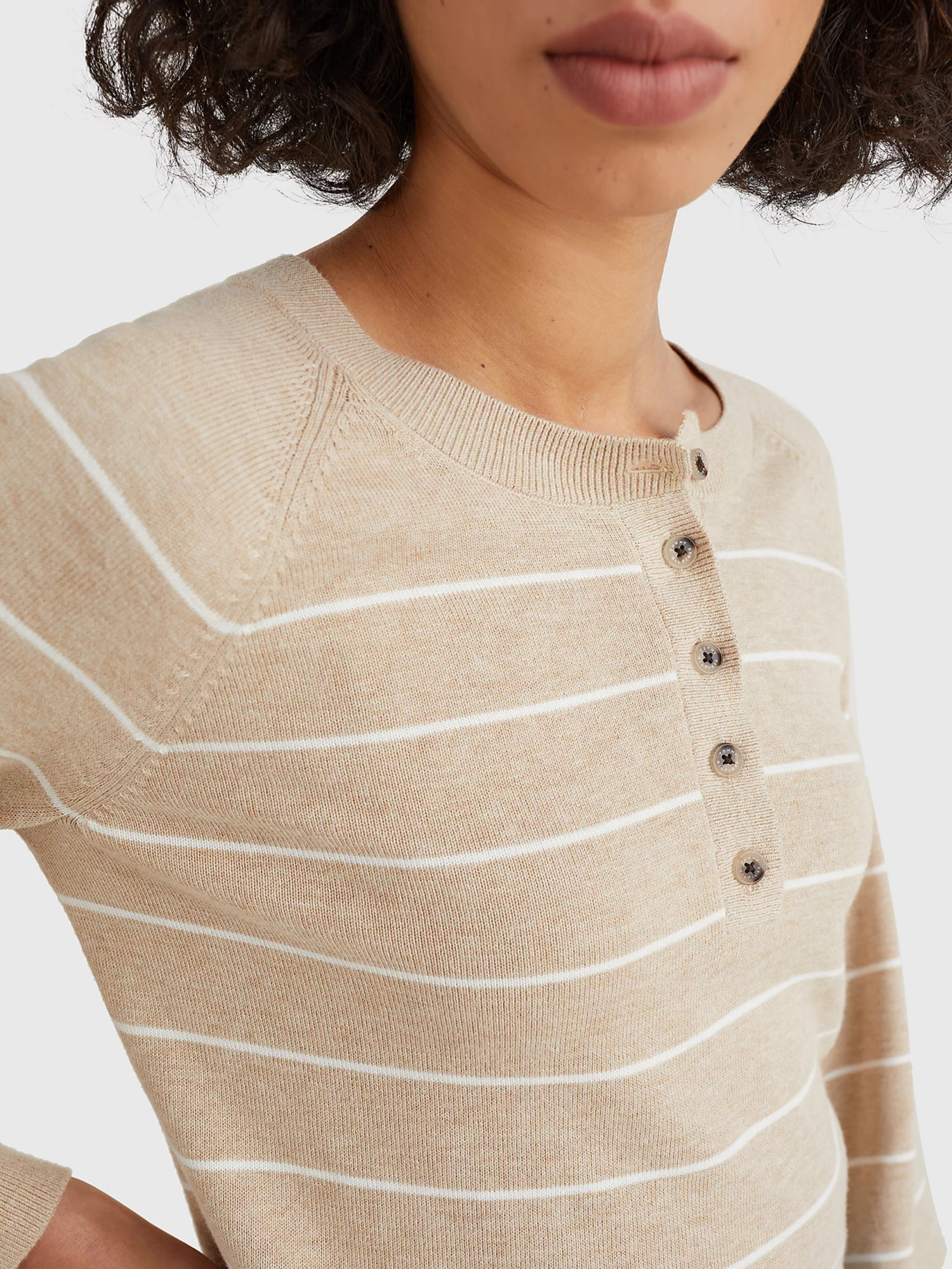 detail Tommy Hilfiger dámsky krémový pruhovaný svetrík