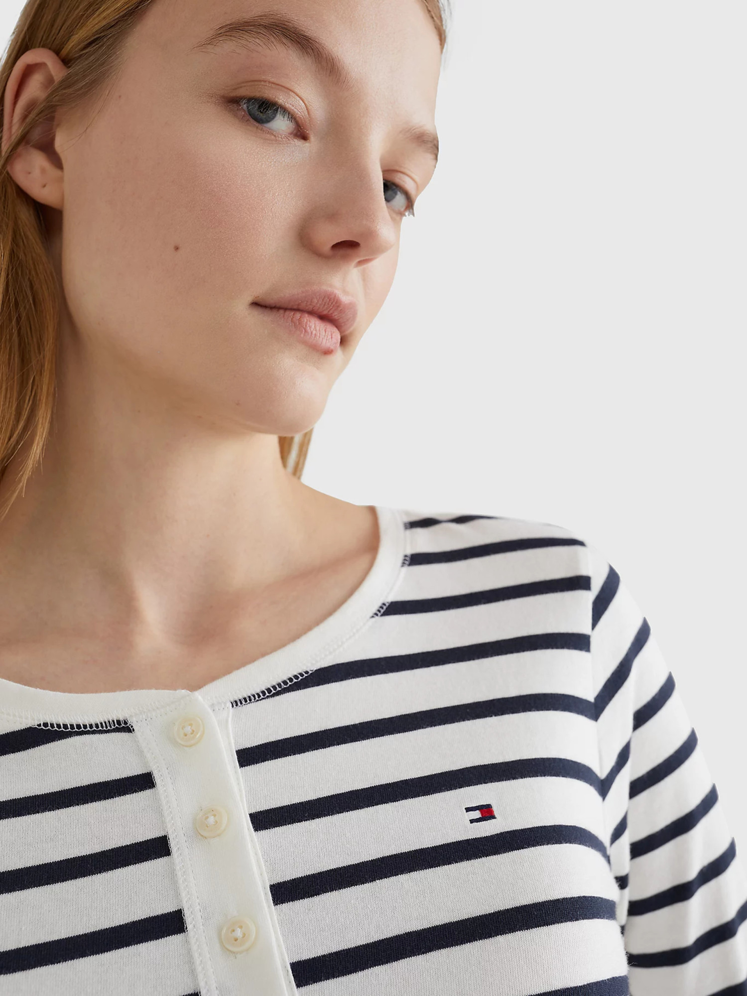 detail Tommy Hilfiger dámske pruhované tričko