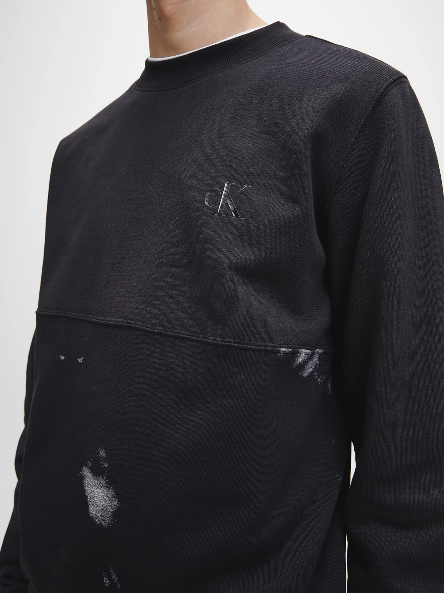 detail Calvin Klein pánska čierna mikina
