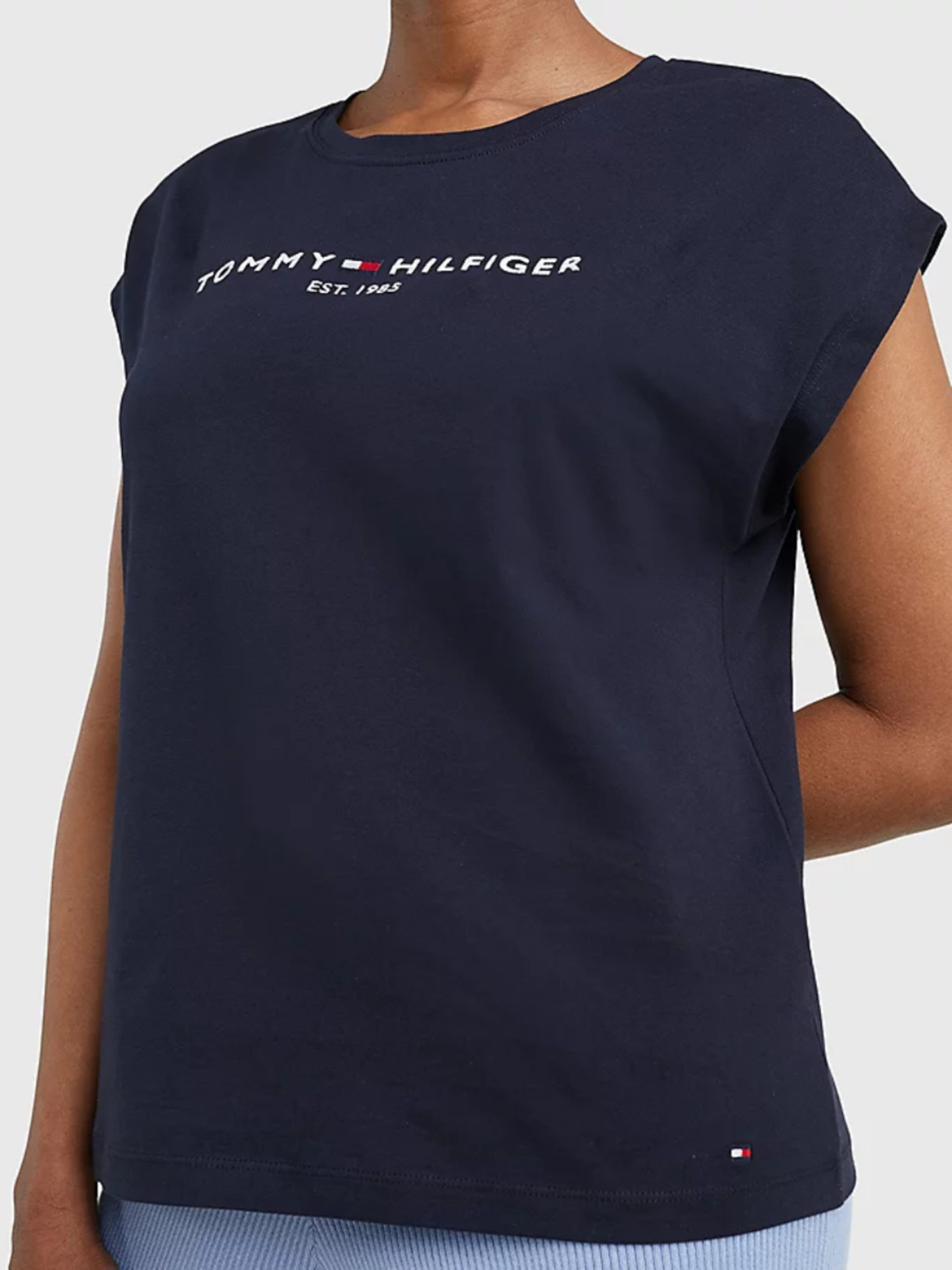 detail Tommy Hilfiger dámske tmavomodré tričko