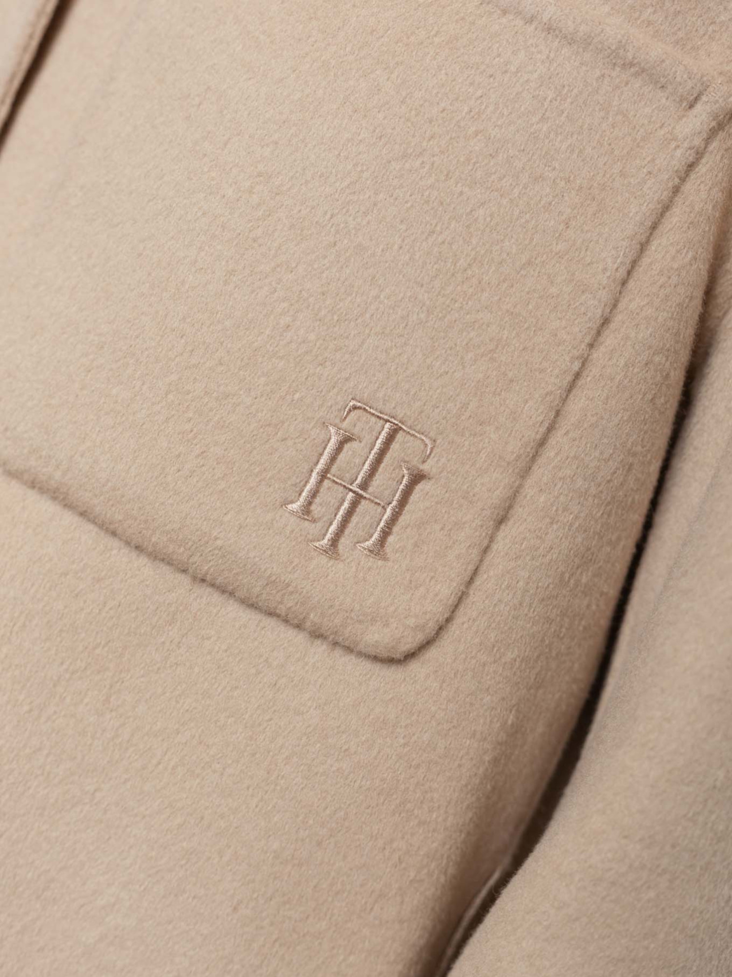 detail Tommy Hilfiger dámsky béžový kabát