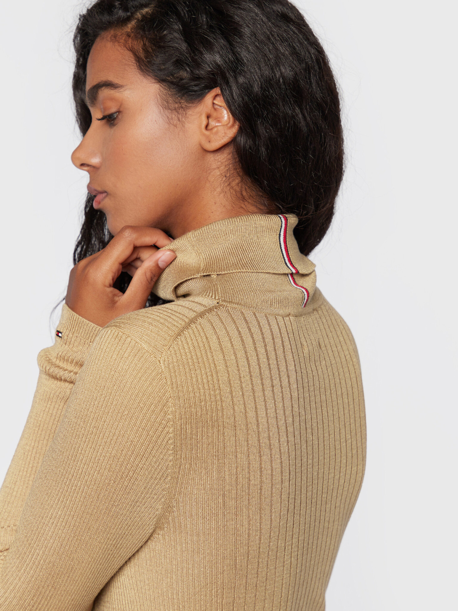 detail Tommy Hilfiger dámsky béžový rolák