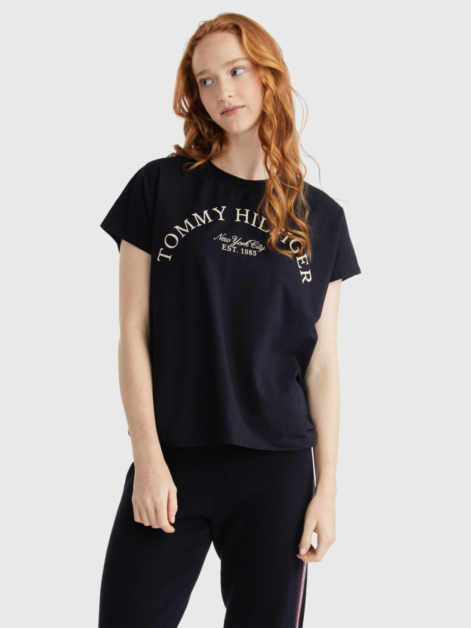 detail Tommy Hilfiger dámske tmavo modré tričko