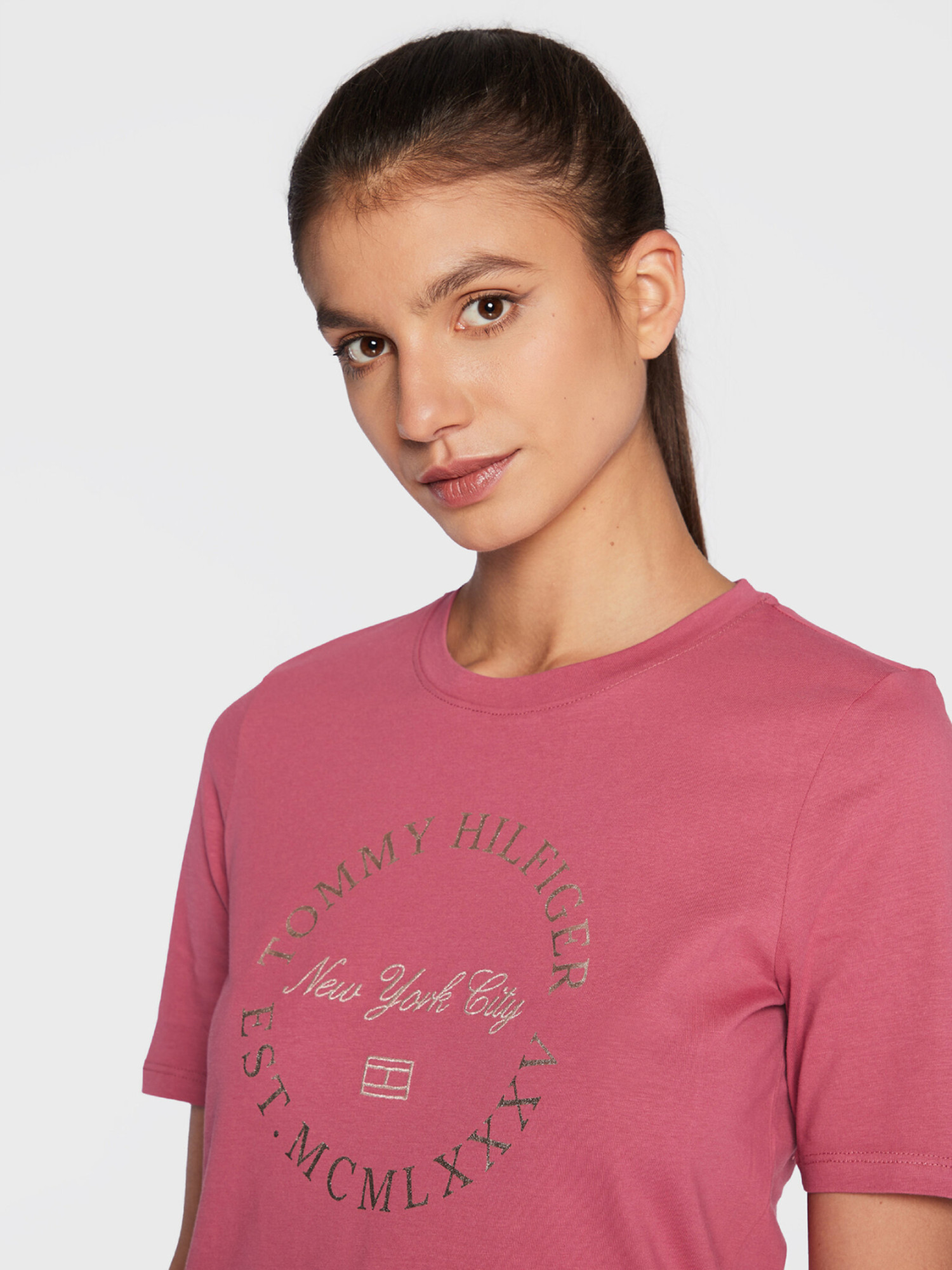 detail Tommy Hilfiger dámske malinové tričko