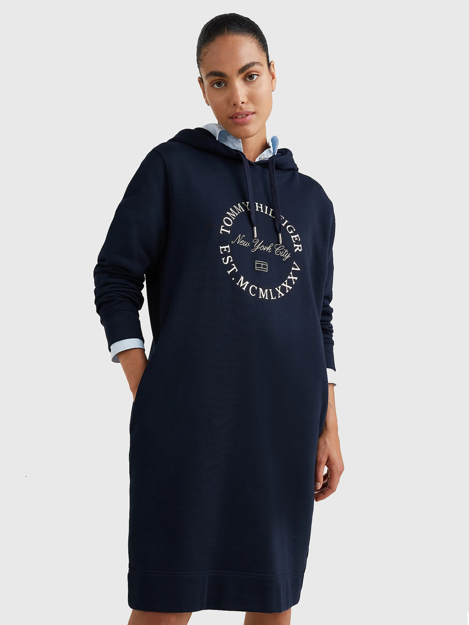 detail Tommy Hilfiger dámske tmavomodré mikinové šaty