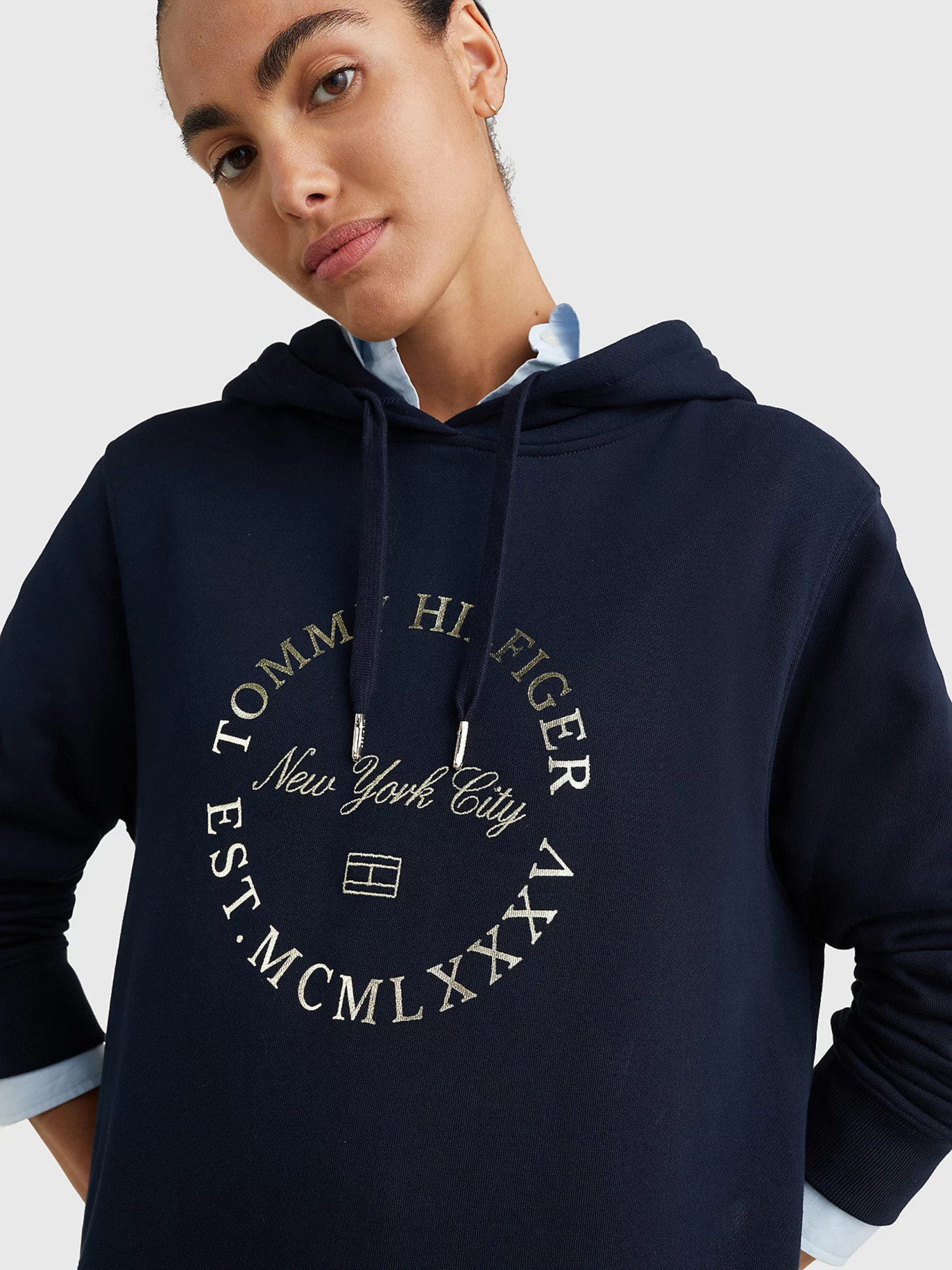 detail Tommy Hilfiger dámske tmavomodré mikinové šaty