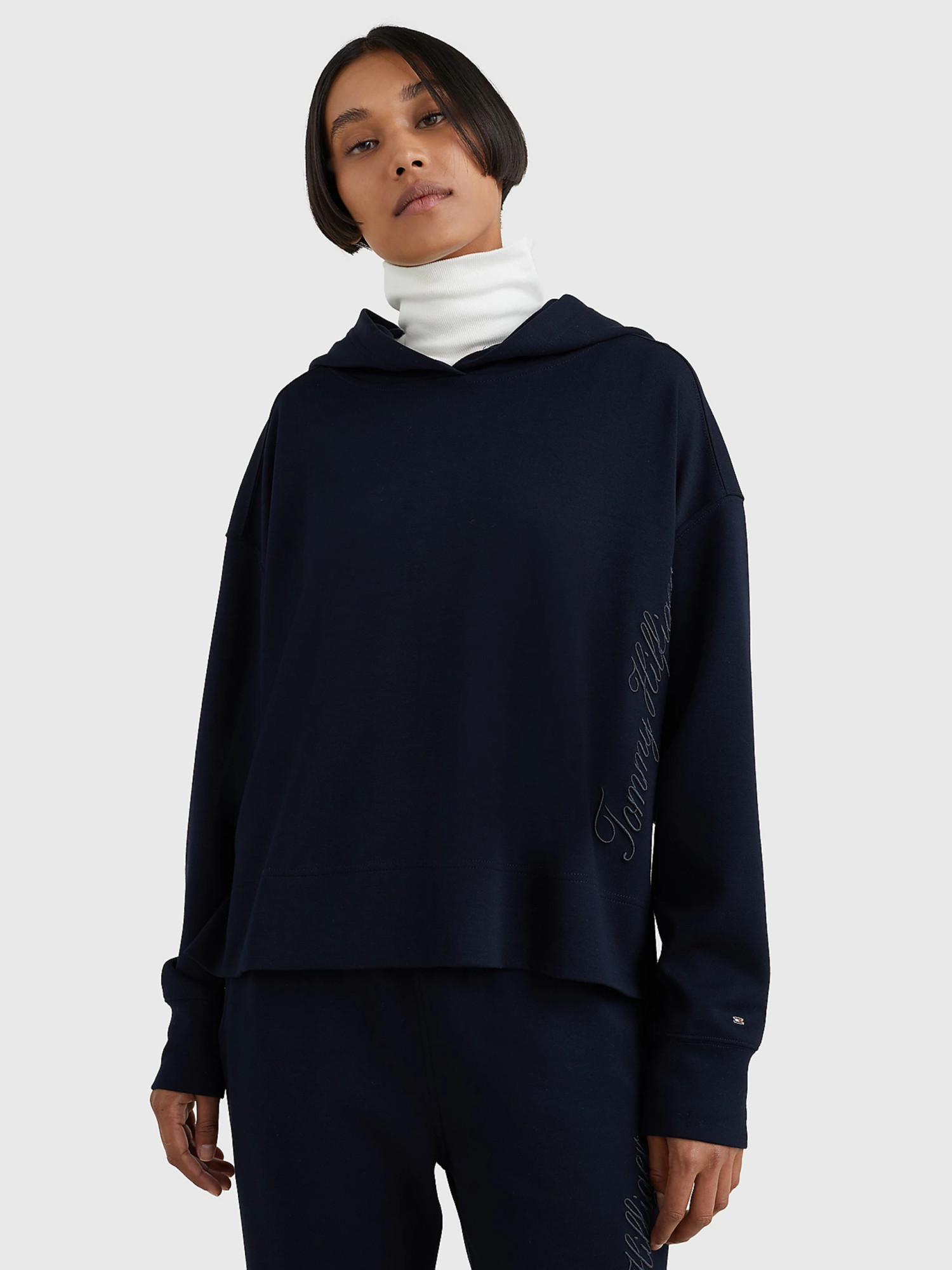 detail Tommy Hilfiger dámska tmavomodrá mikina s kapucňou