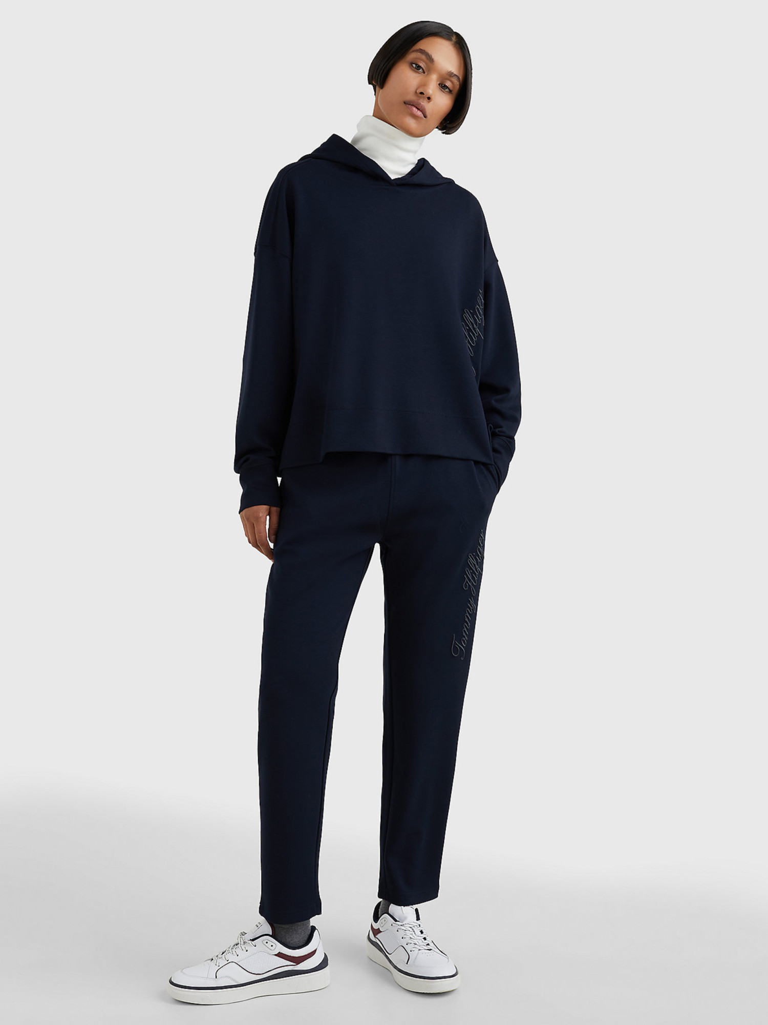 detail Tommy Hilfiger dámska tmavomodrá mikina s kapucňou