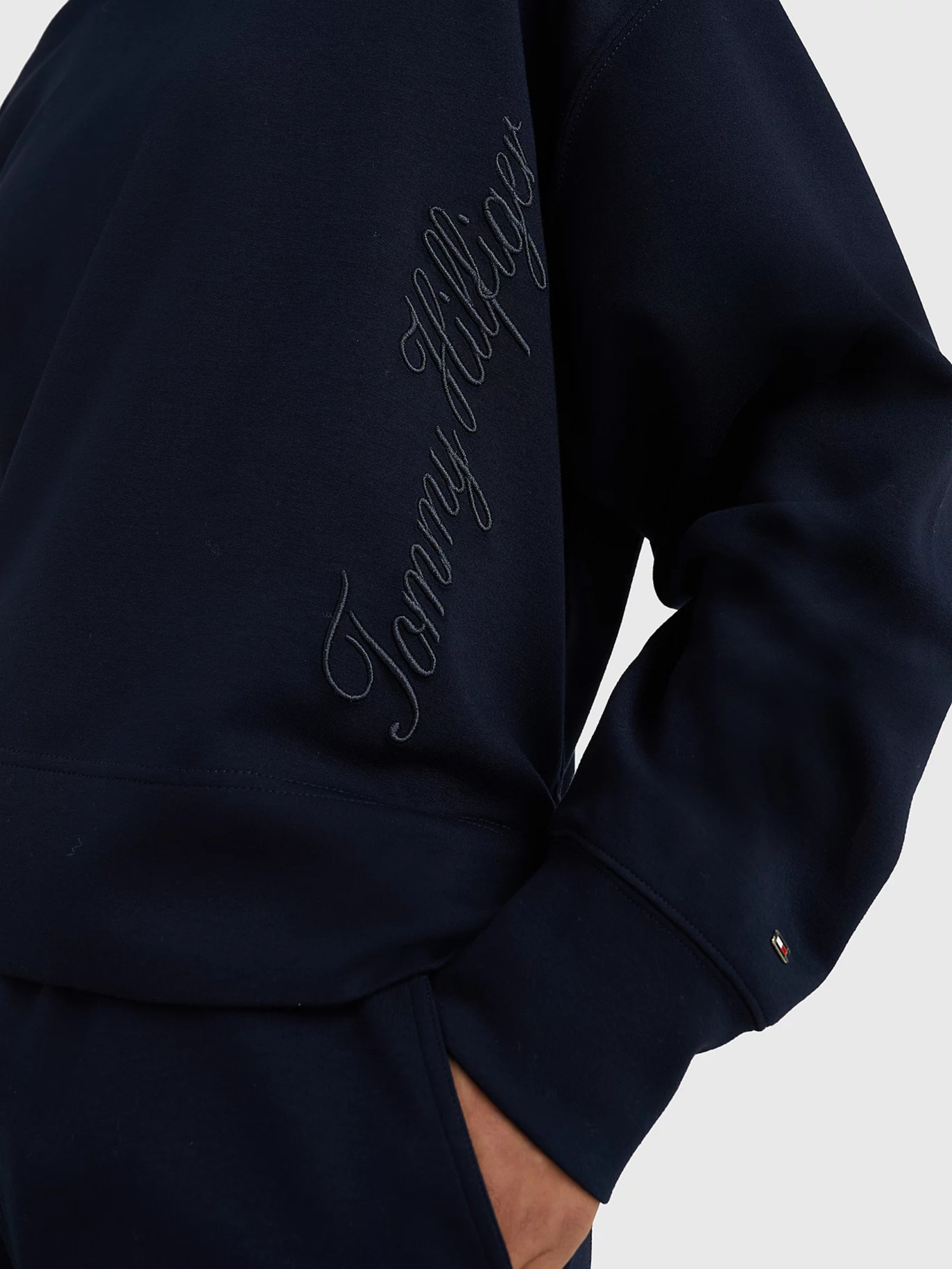 detail Tommy Hilfiger dámska tmavomodrá mikina s kapucňou