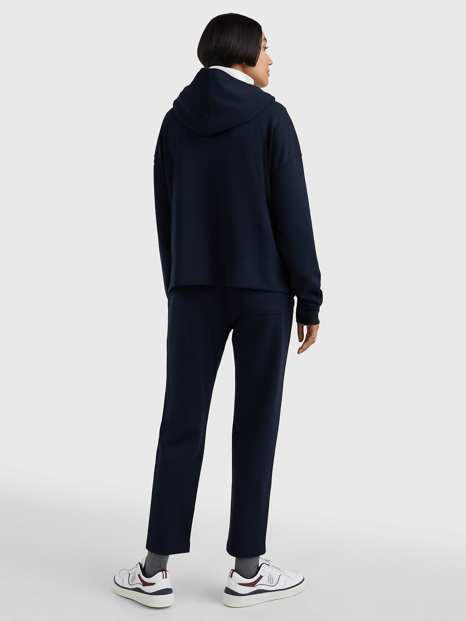 detail Tommy Hilfiger dámska tmavomodrá mikina s kapucňou