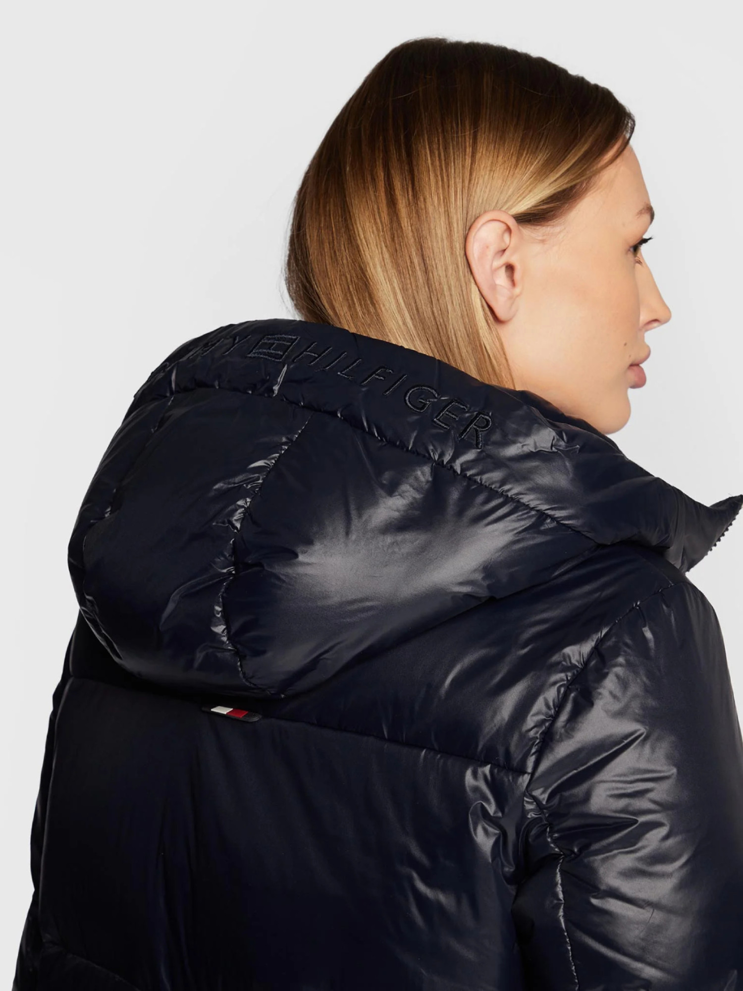 detail Tommy Hilfiger dámsky tmavomodrý kabát