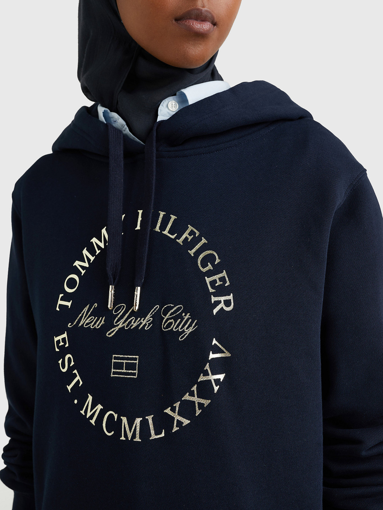 detail Tommy Hilfiger dámska tmavomodrá mikina