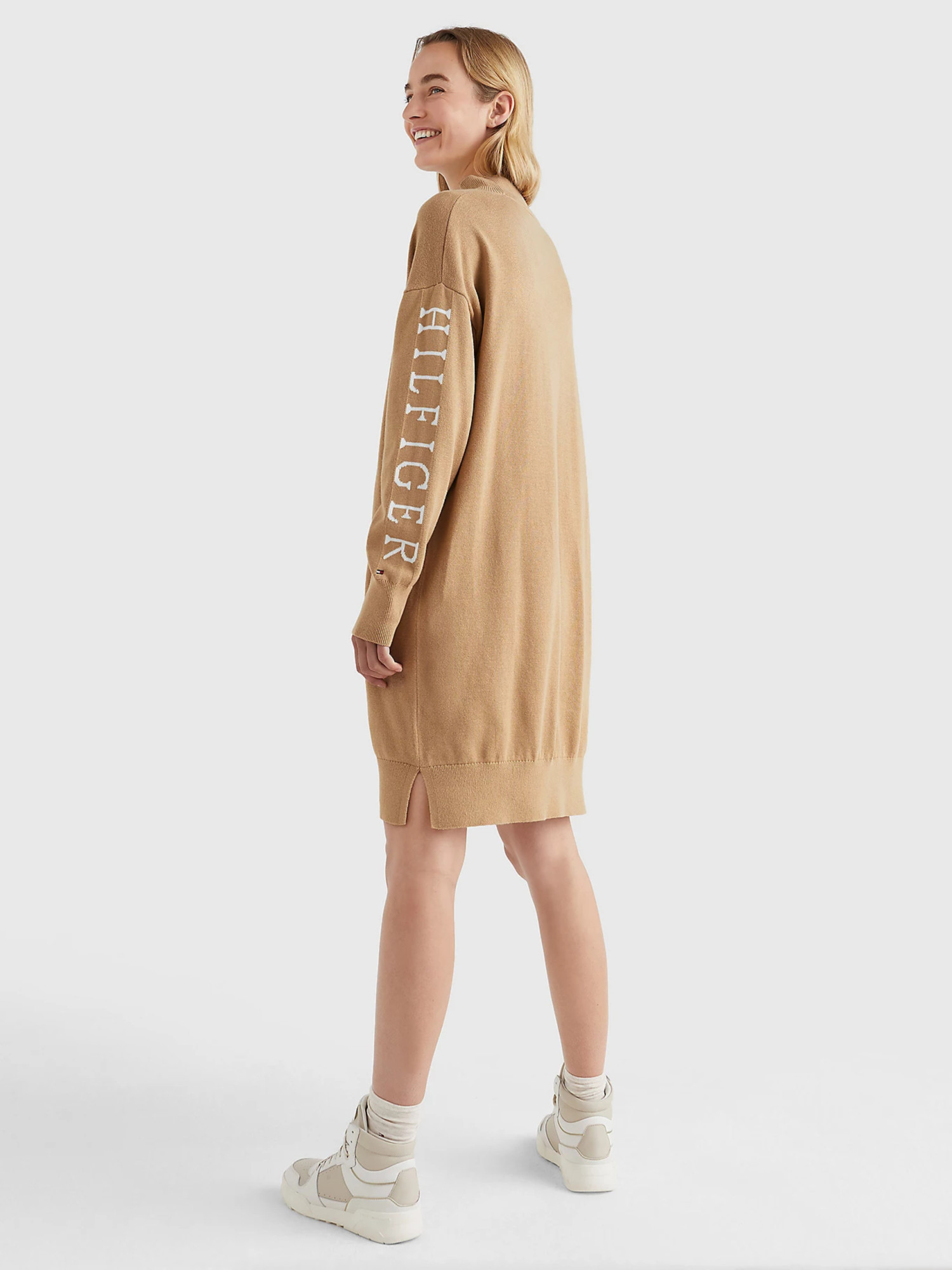 detail Tommy Hilfiger dámske béžové svetrové šaty