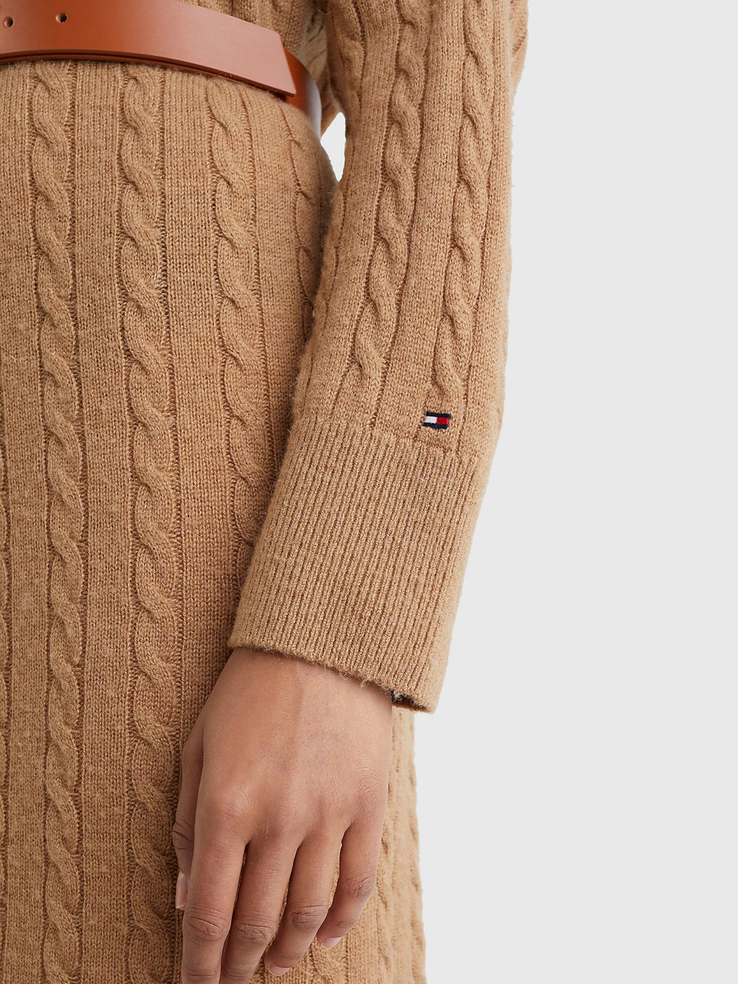 detail Tommy Hilfiger dámske béžové šaty
