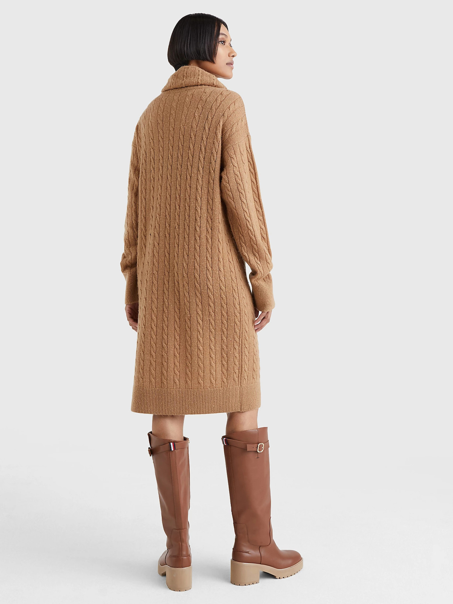 detail Tommy Hilfiger dámske béžové šaty