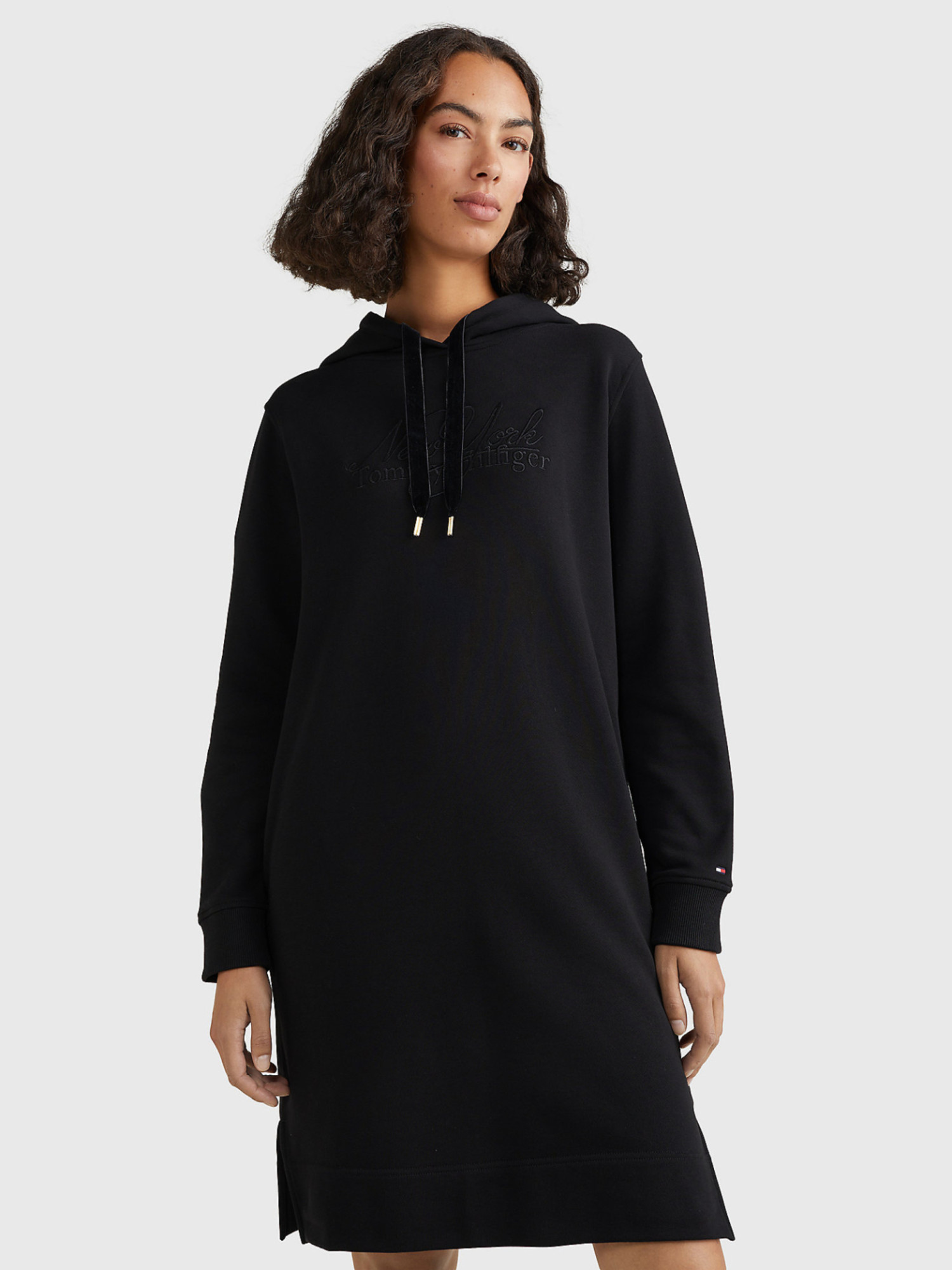 detail Tommy Hilfiger dámske čierne mikinové šaty