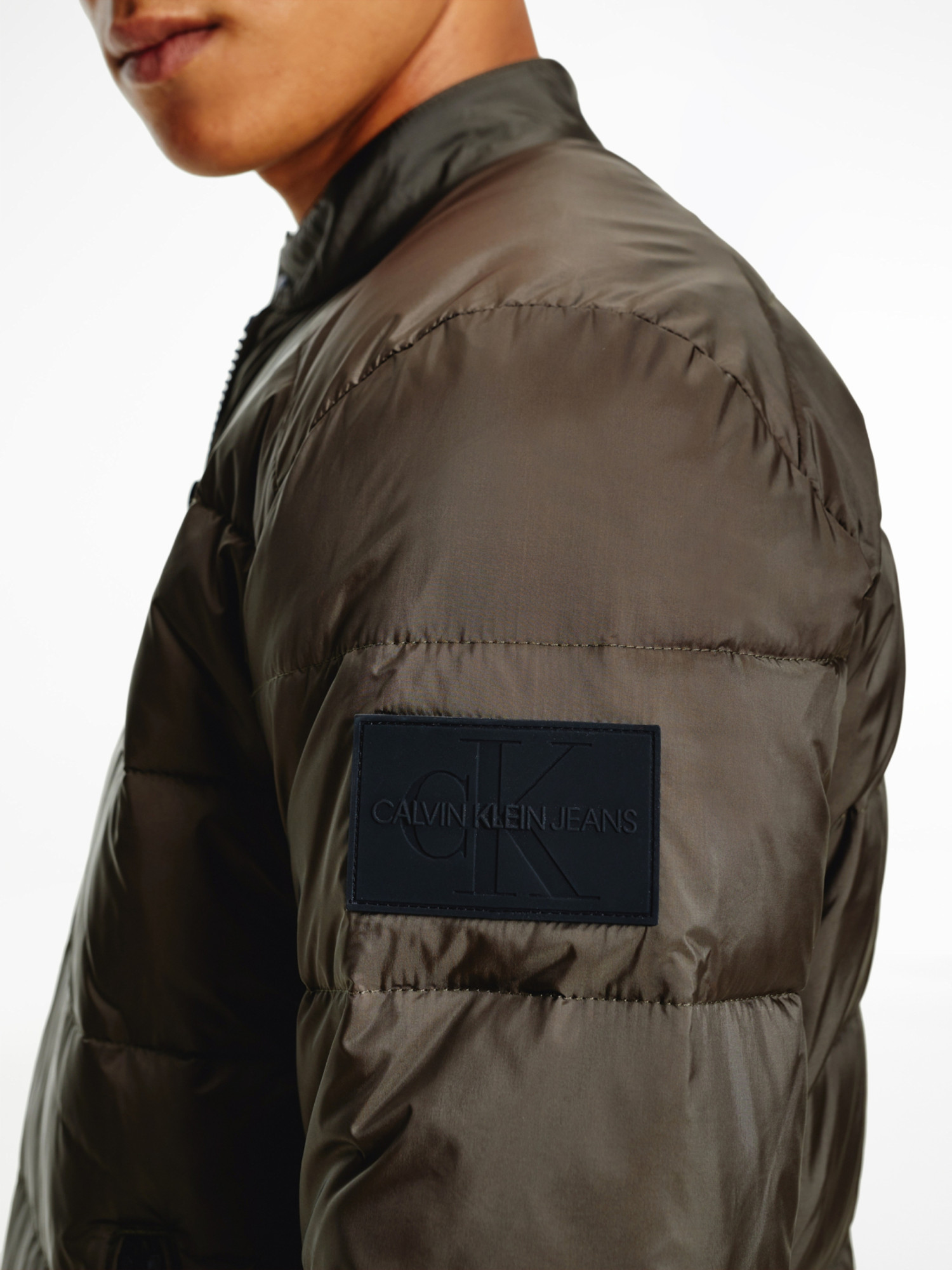 detail Calvin Klein pánska khaki zelená bunda