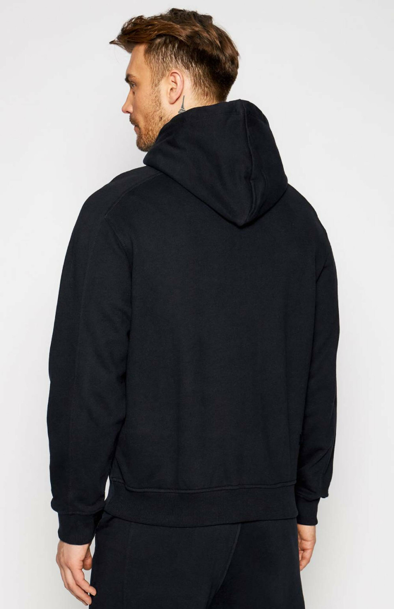 detail Calvin Klein pánska čierna mikina